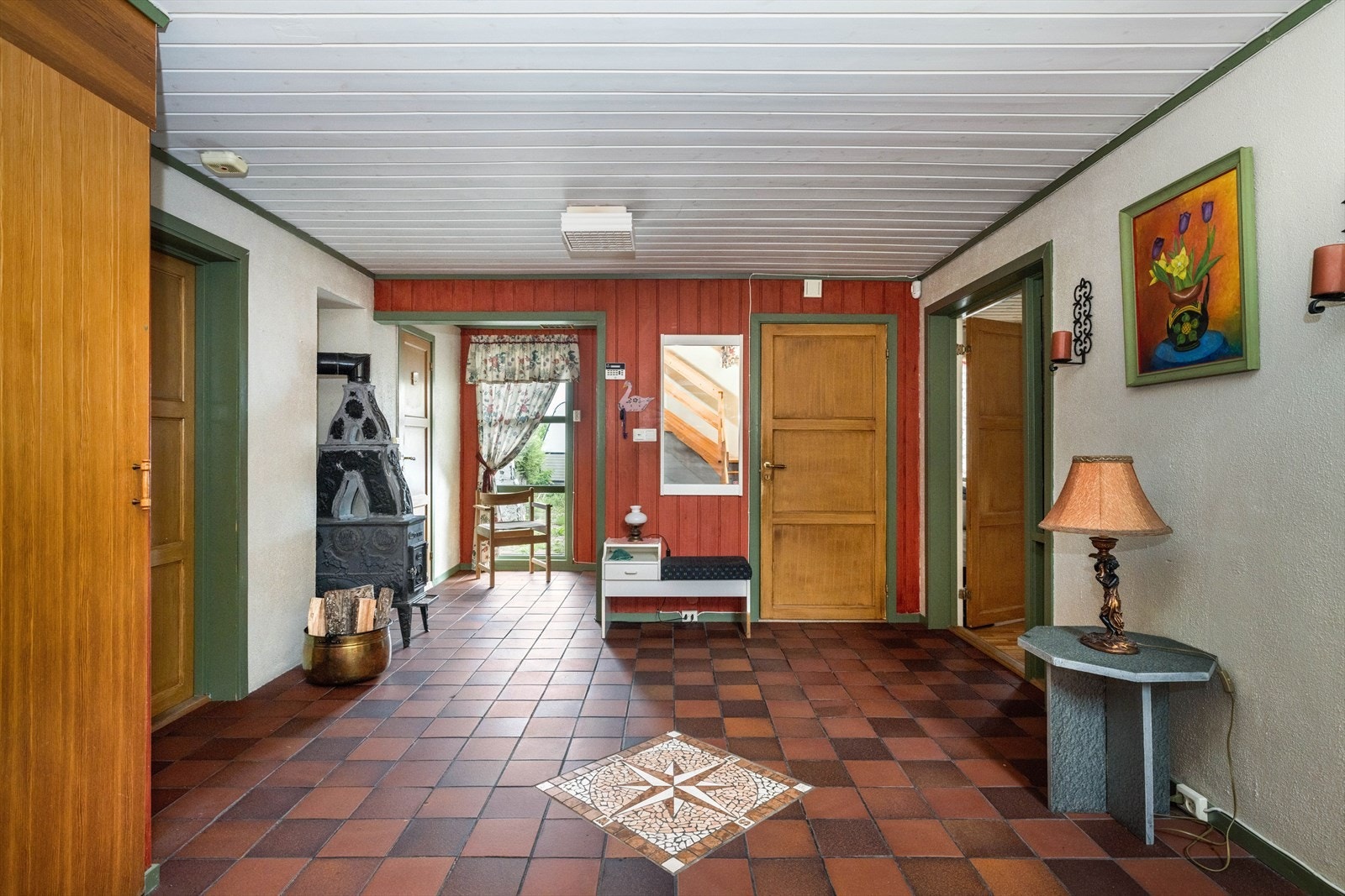 Hovedinngangen til boligen ligger i underetasjen hvor du kommer inn i et praktisk vindfang som tar deg videre til en stor hall med åpen furutrapp opp til 2. etasje. Galleribilde