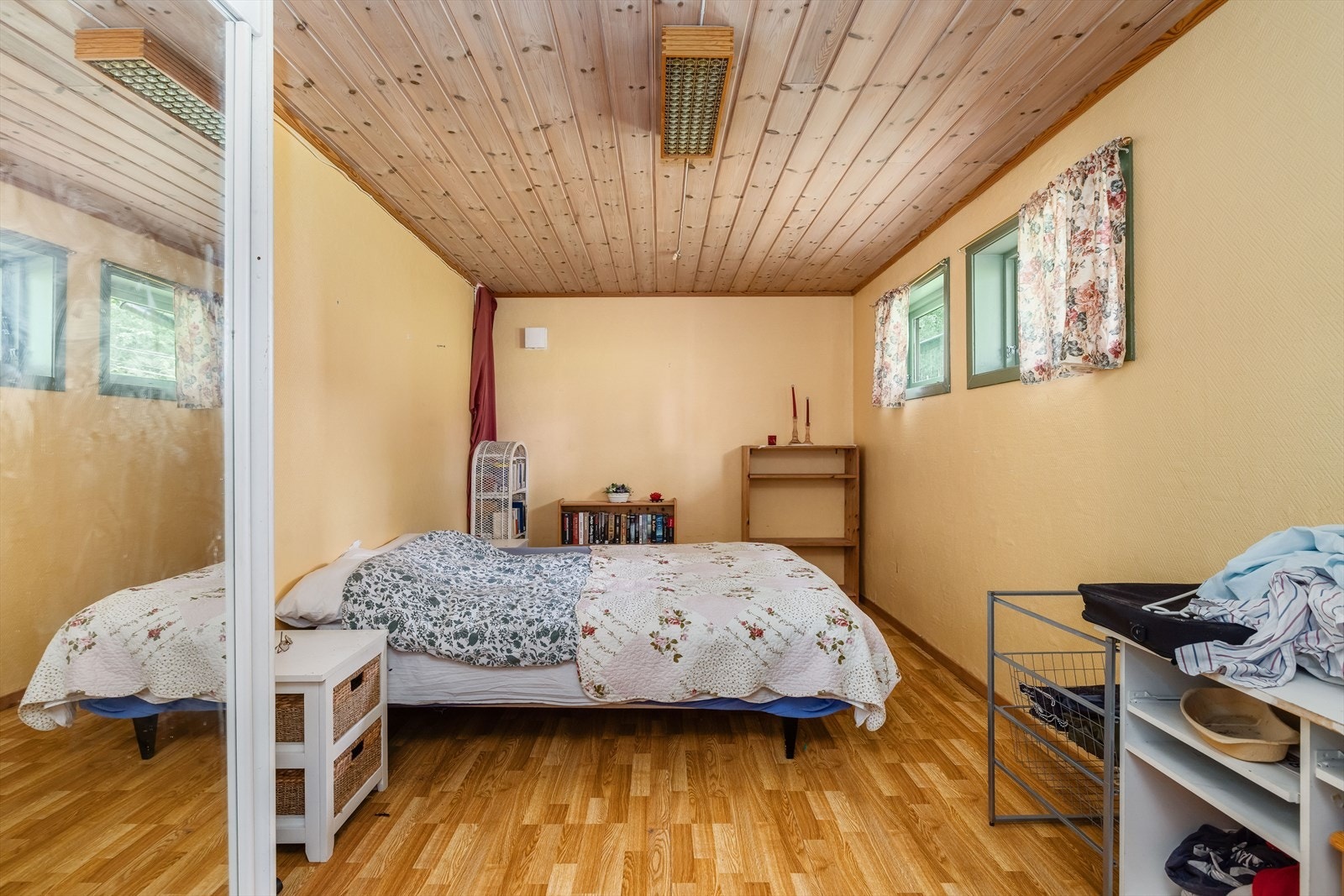 I underetasjen er det innredet et soverom med god plass for dobbeltseng og annet møblement. Her er det innredet med en frittstående skyvedørsgarderobe. Galleribilde