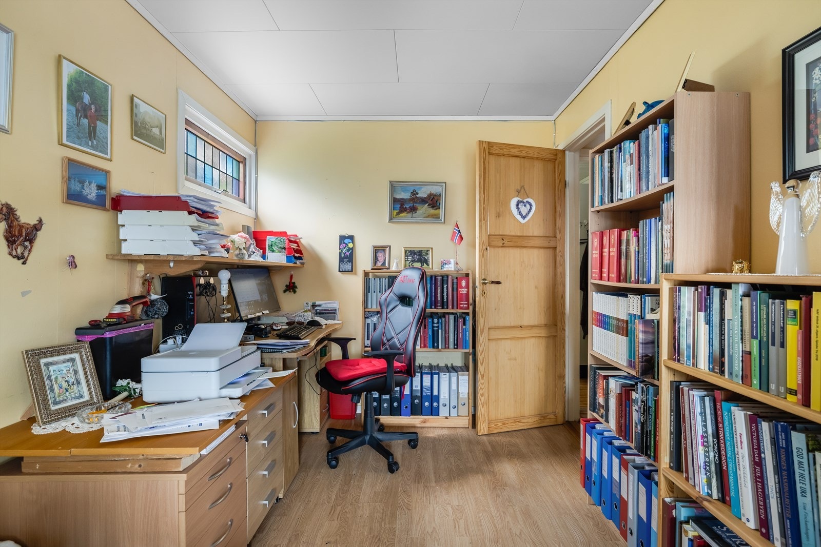 Det ene soverommet er i dag innredet som et kontor og har utgang til balkongen på nordøstre side. Galleribilde