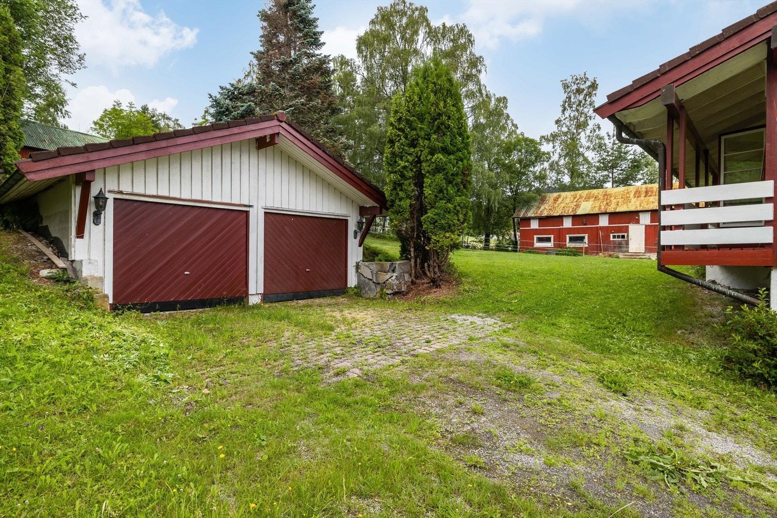 På eiendommen er det også en dobbel garasje oppført i ca. 1988 med to vippeporter og innlagt strøm. Galleribilde