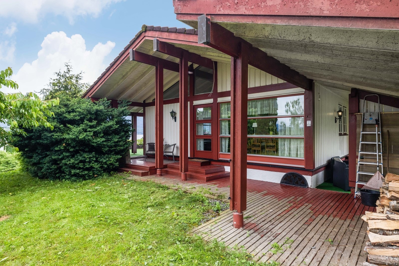 Boligen har flere fine uteplasser med gode solforhold. Galleribilde
