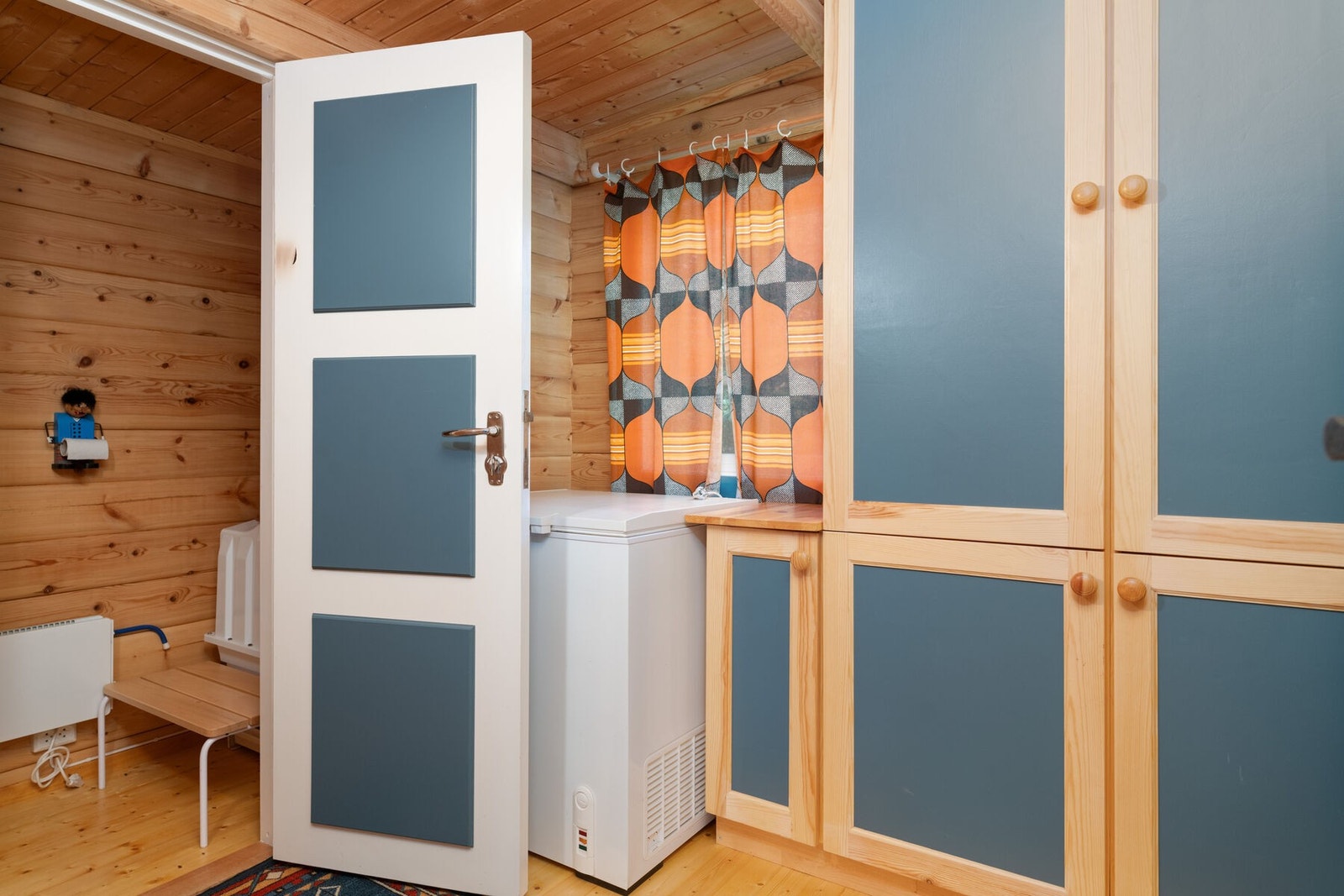 På badet er det god plass til oppbevaring i skap. Galleribilde