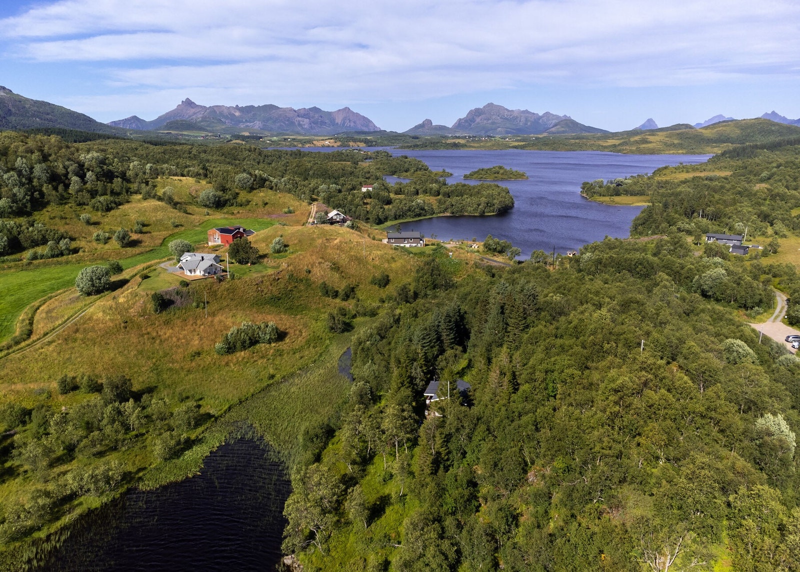 Nærområdet byr på fine turområder i skog og fjell. Galleribilde
