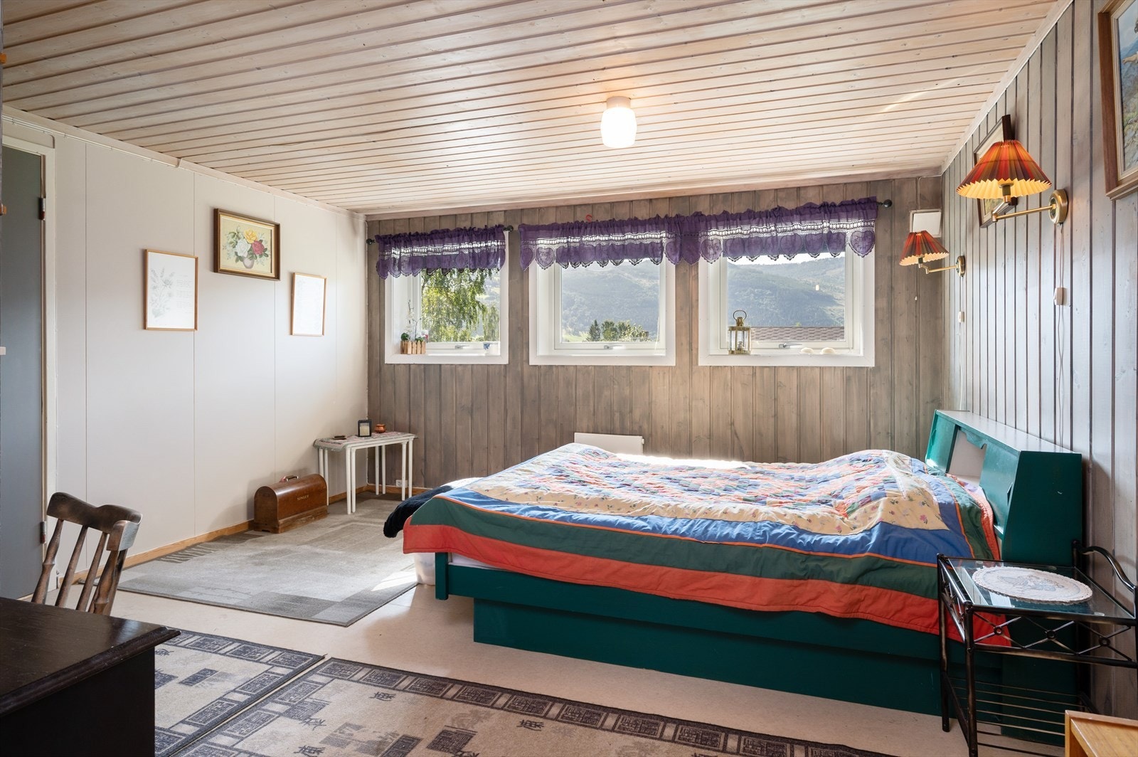 To av soverommene ligger i underetasjen, mens de to andre ligger i hovedetasjen. Galleribilde
