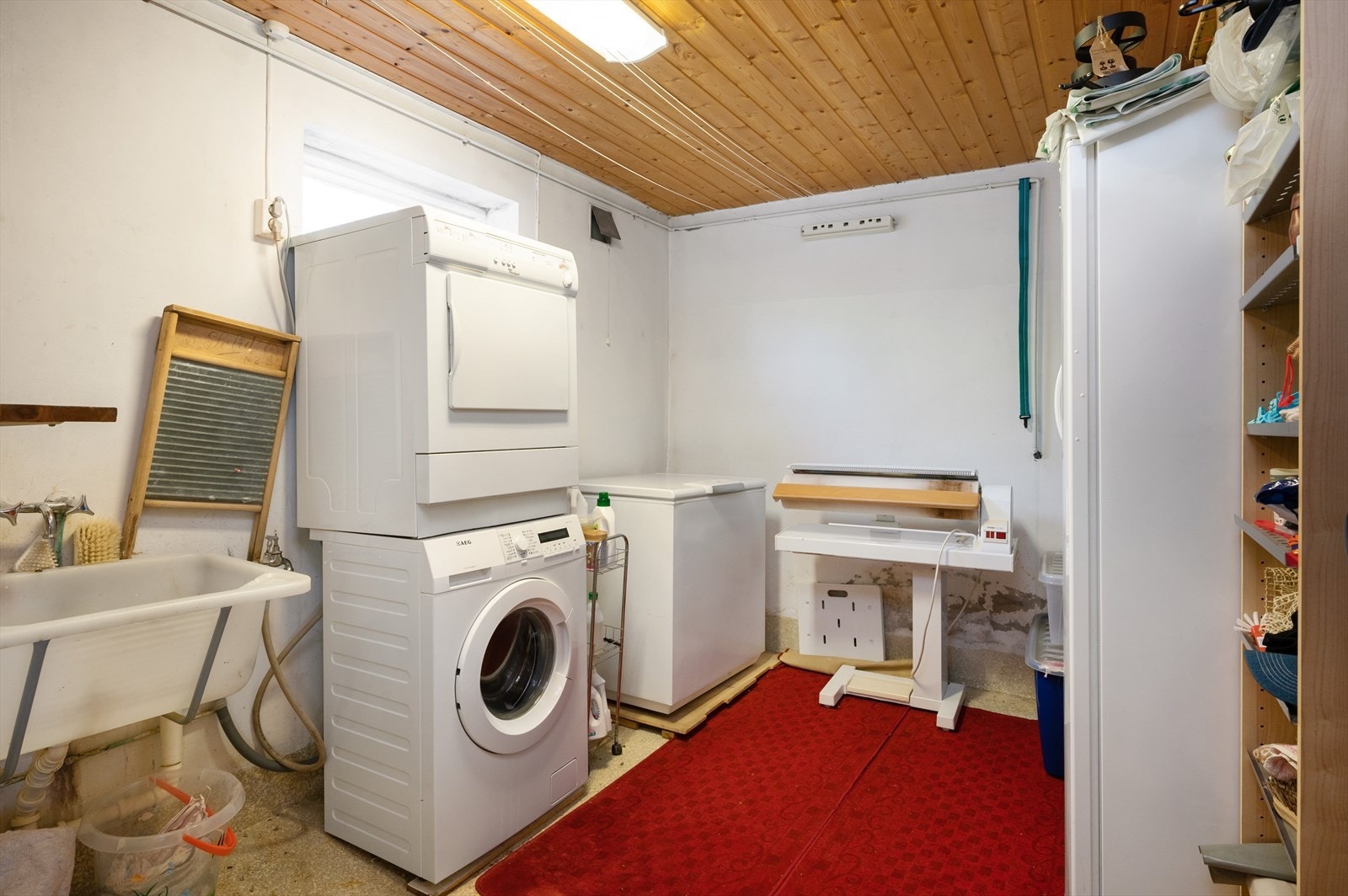 Vaskerommet er utstyrt med vaskekum og opplegg for vaskemaskin. Galleribilde