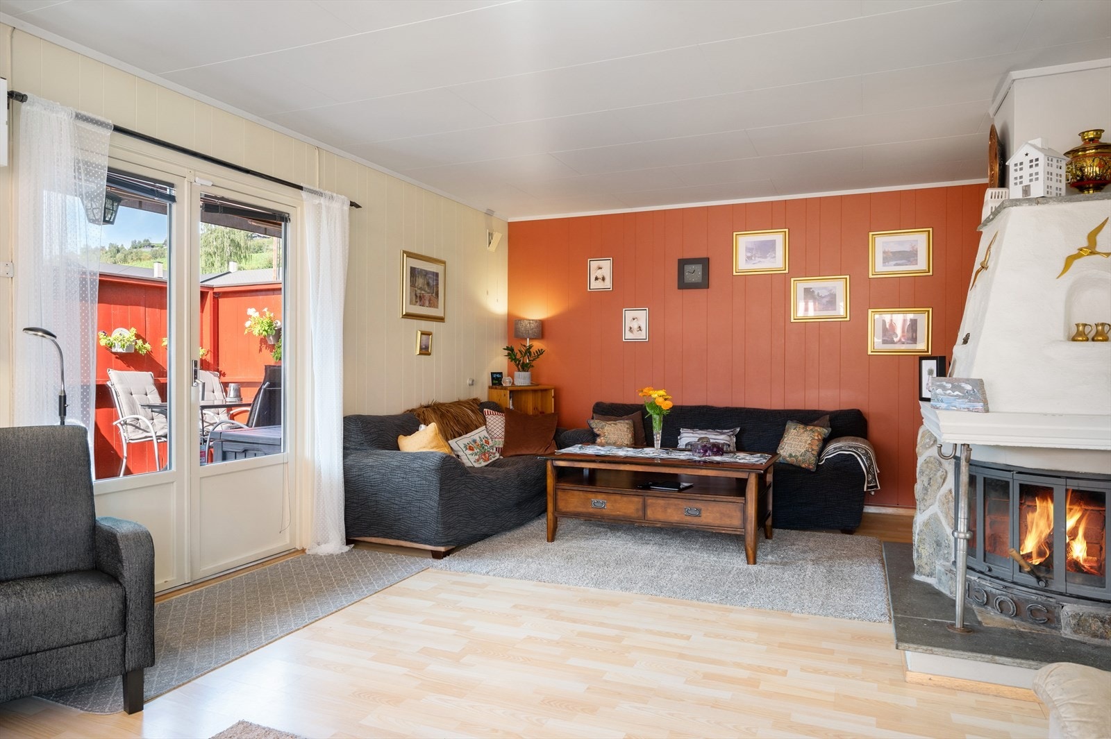 Lys og romslig stue med plass til flere sittegrupper. Galleribilde