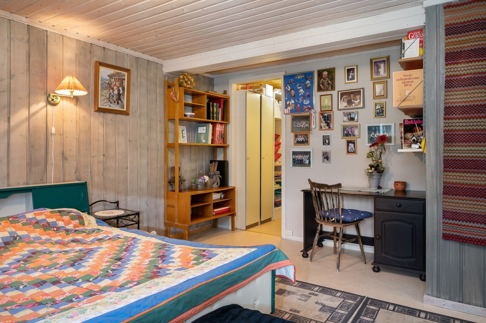 Det er totalt 4 soverom i boligen. Dette soverommet har walk-in garderobe. Galleribilde