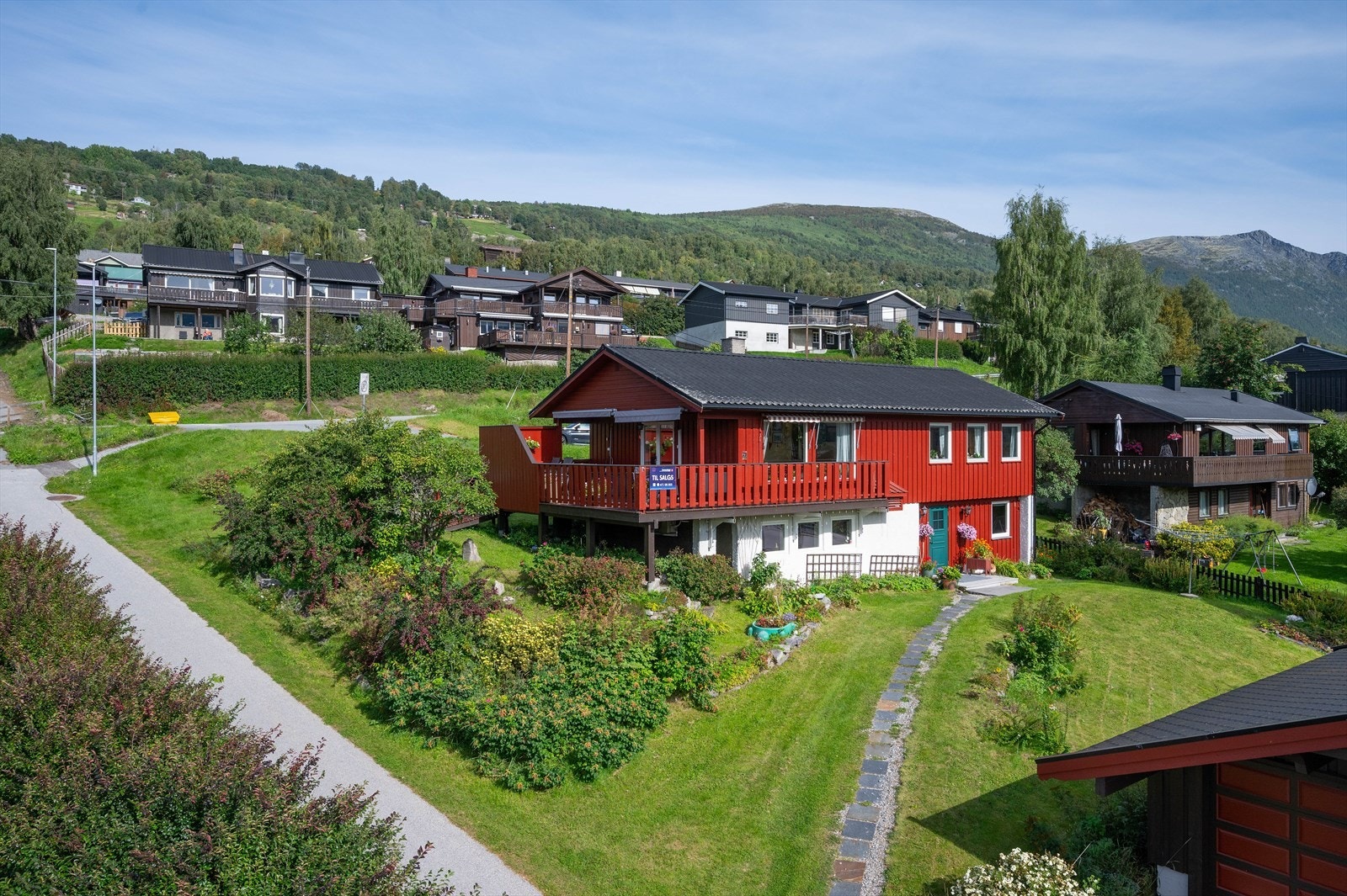 Eiendommen har en sentral og attraktiv beliggenhet med gangavstand til det meste Vågåmo har å tilby. Galleribilde