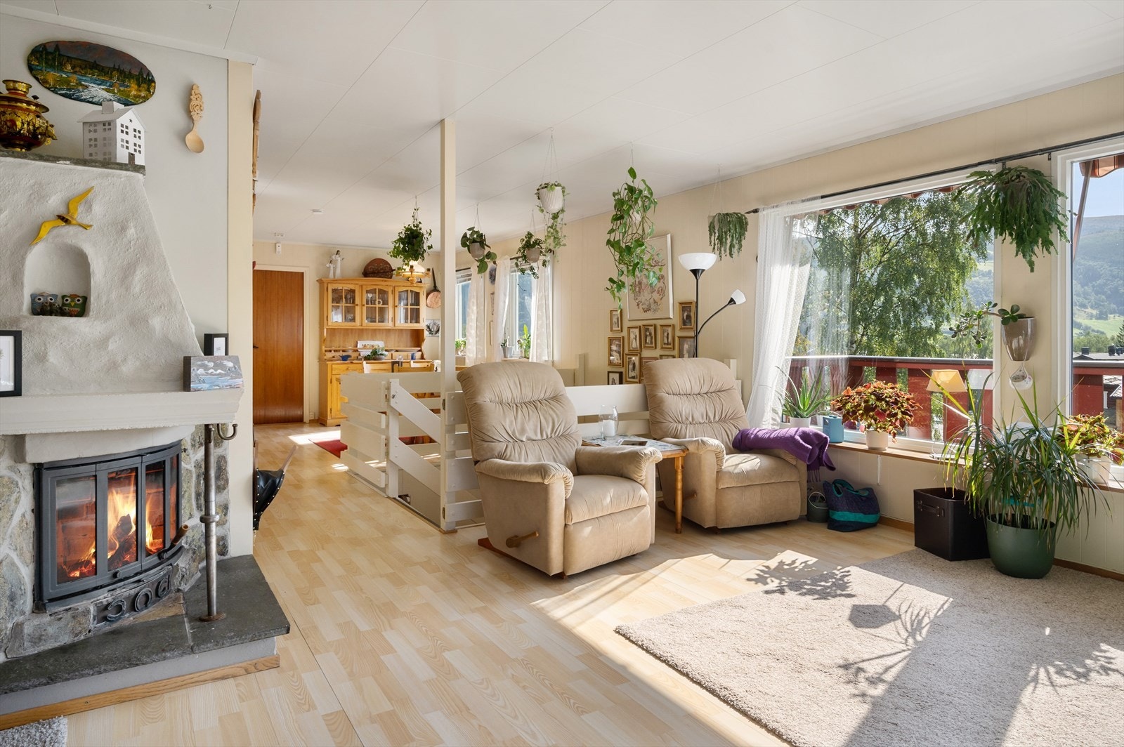 Boligen varmes i hovedsak opp med vedfyring, to varmepumper og ellers elektrisk oppvarming. Galleribilde