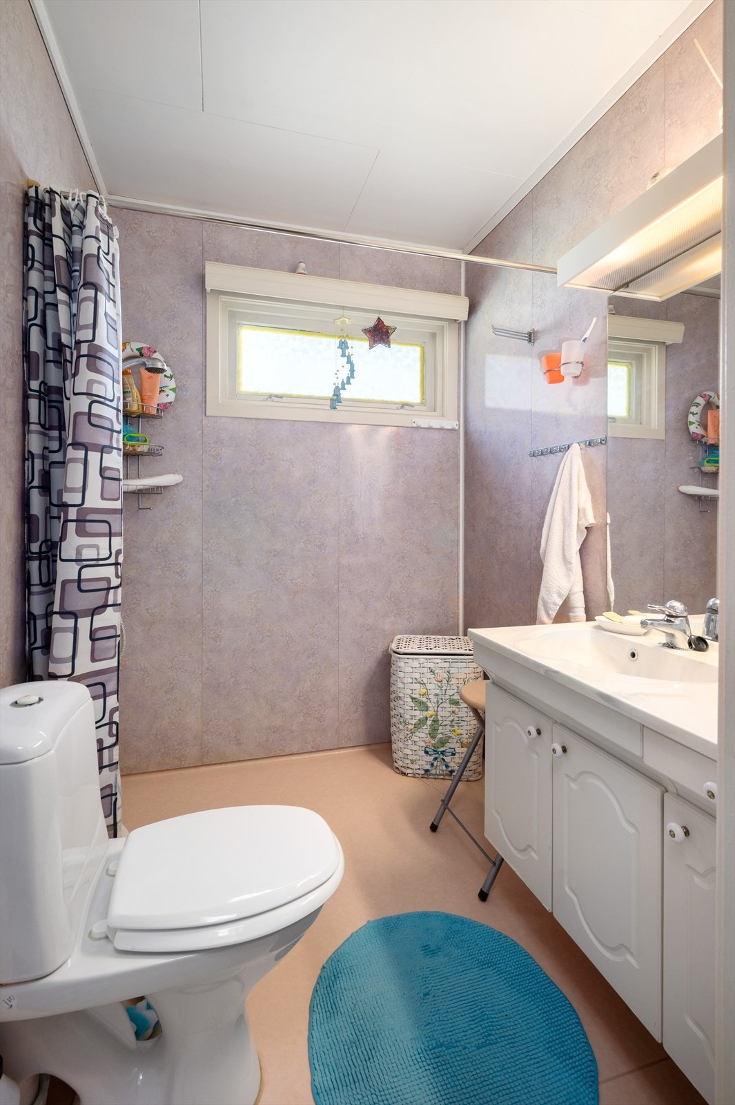 Det ene badet ligger i underetasjen, og det andre i hovedetasjen. Galleribilde
