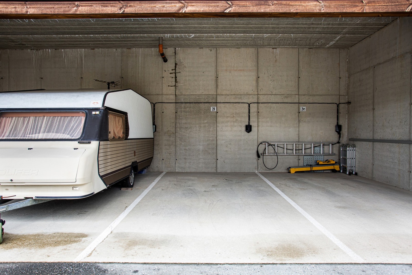 Hver seksjon disponerer egen utvendig bod, samt egen p-plass i carport Galleribilde