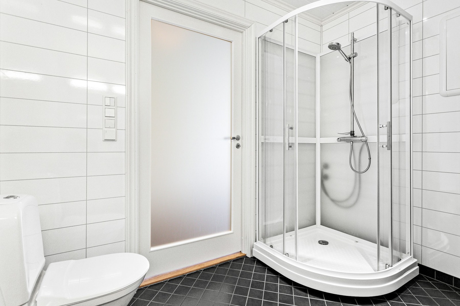 Badet er utstyrt med dusjkabinett Galleribilde