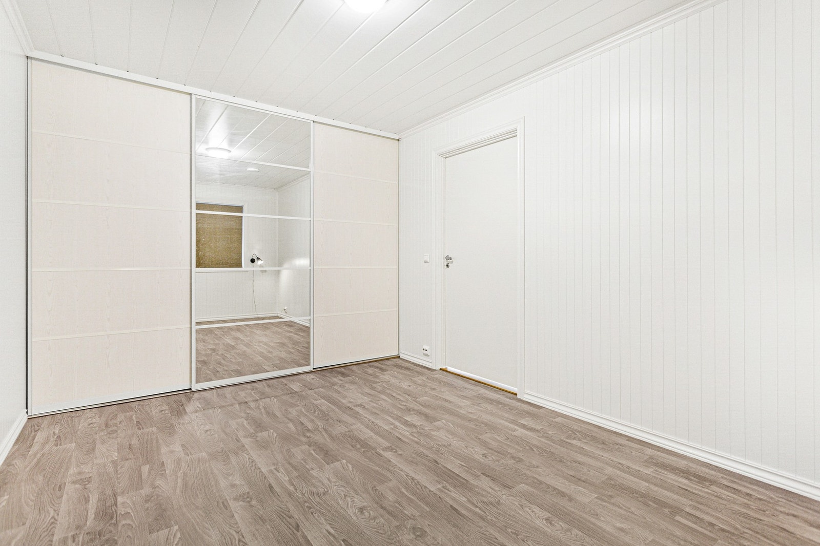 Soverom med praktisk garderobeløsning Galleribilde
