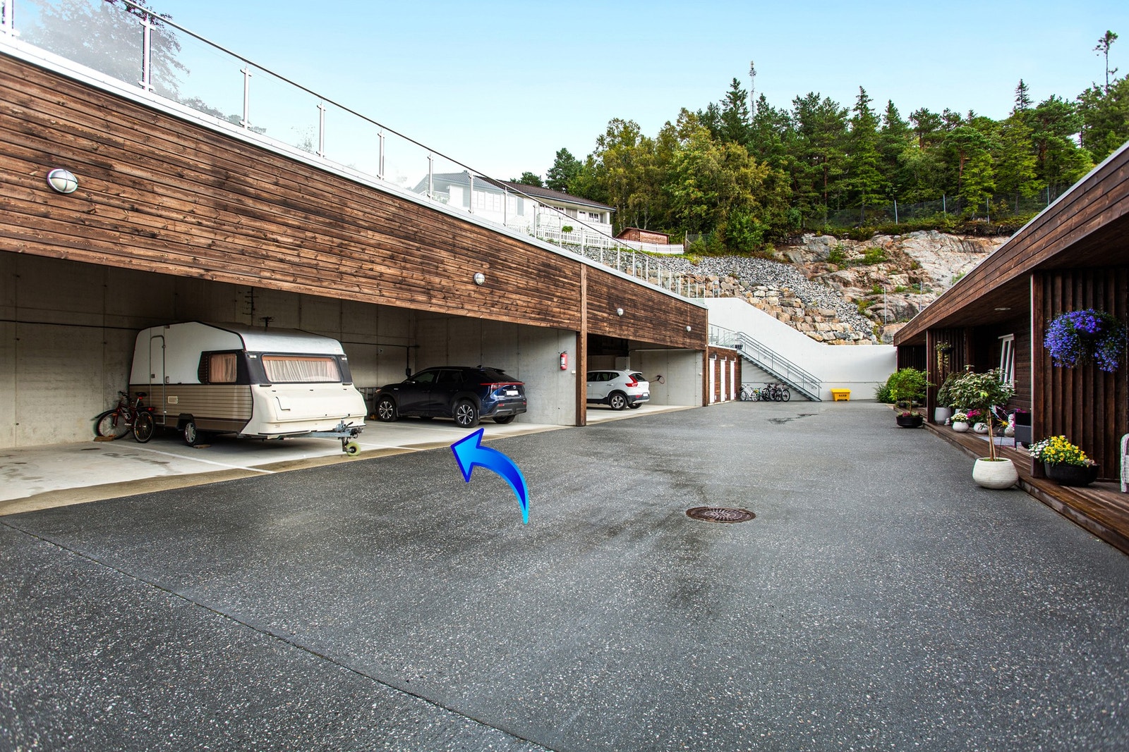 Egen parkeringsplass i felles carport Galleribilde