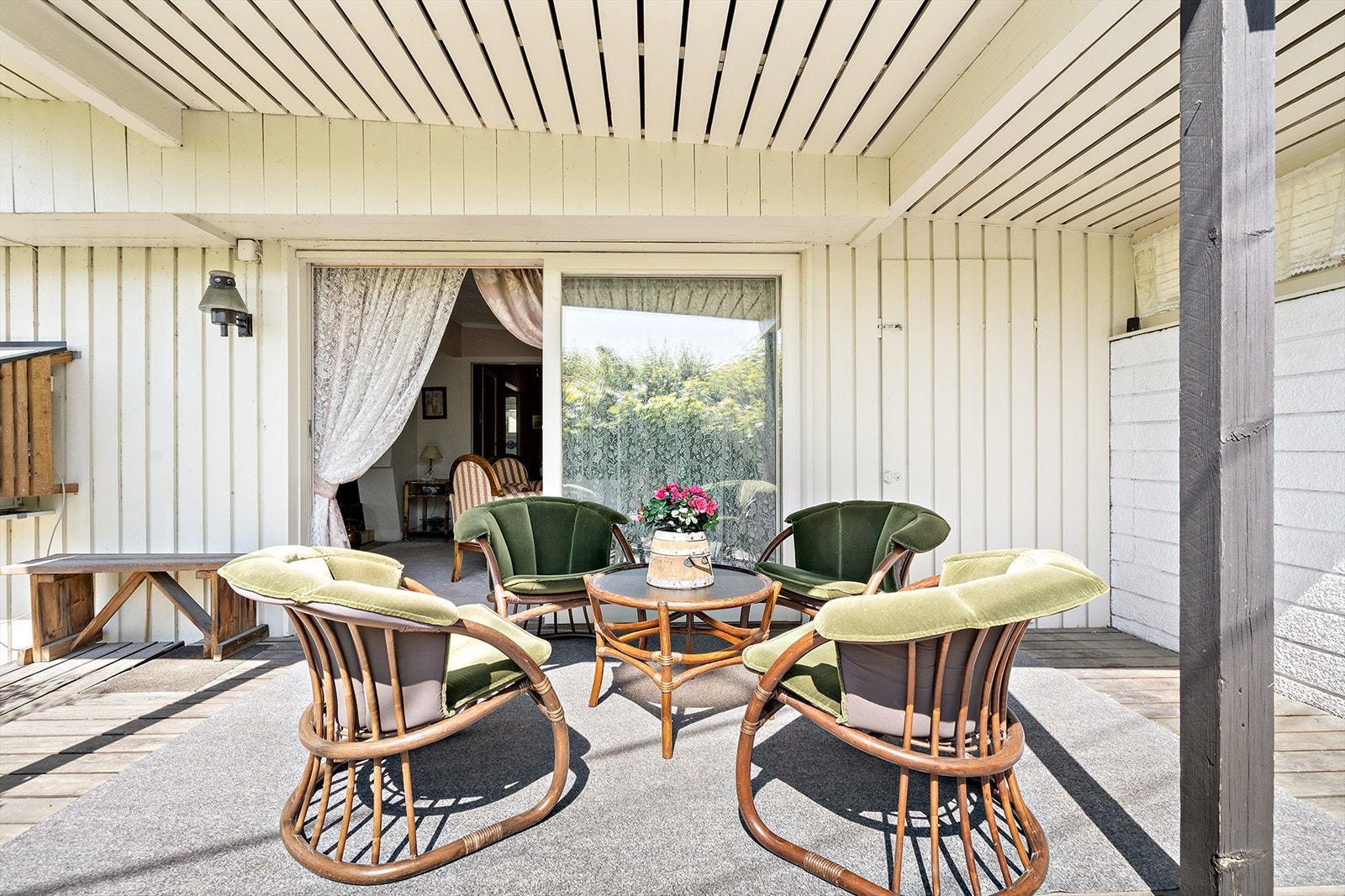 Fra stuen er det direkte utgang til en delvis overbygd terrasse. Galleribilde
