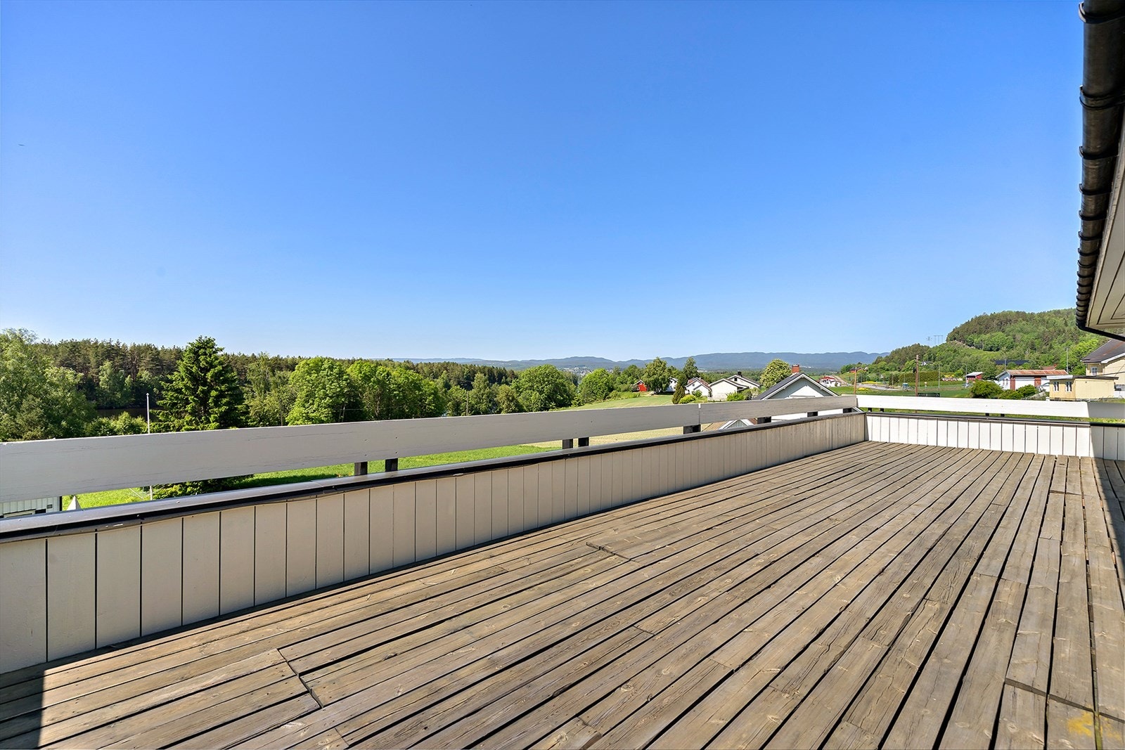 Stor terrasse med gode solforhold, her kan man virkelig nyte lange sommerkvelder. Galleribilde