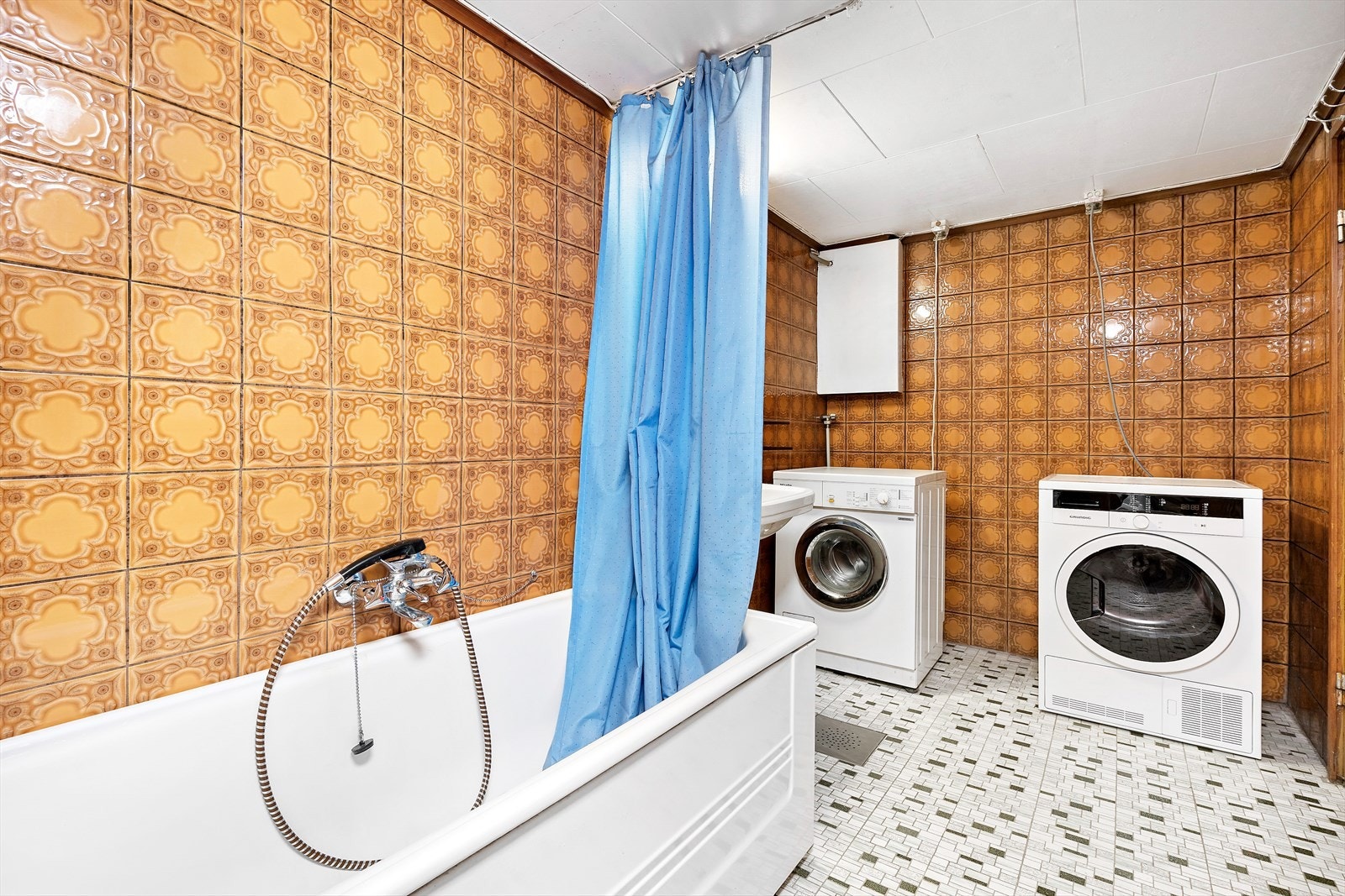 På badet er det opplegg for vaskemaskin. Galleribilde