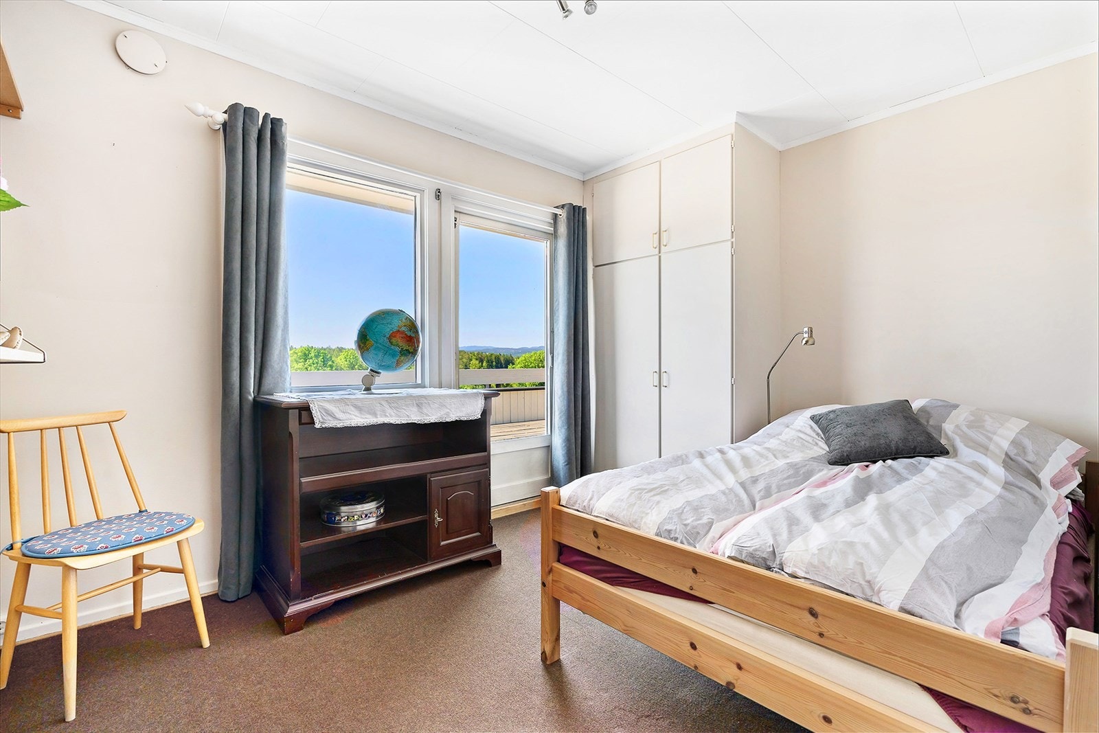 Soverom nr. 2 er et stort soverom med oppbevaringsmuligheter i innebygd skap. Galleribilde