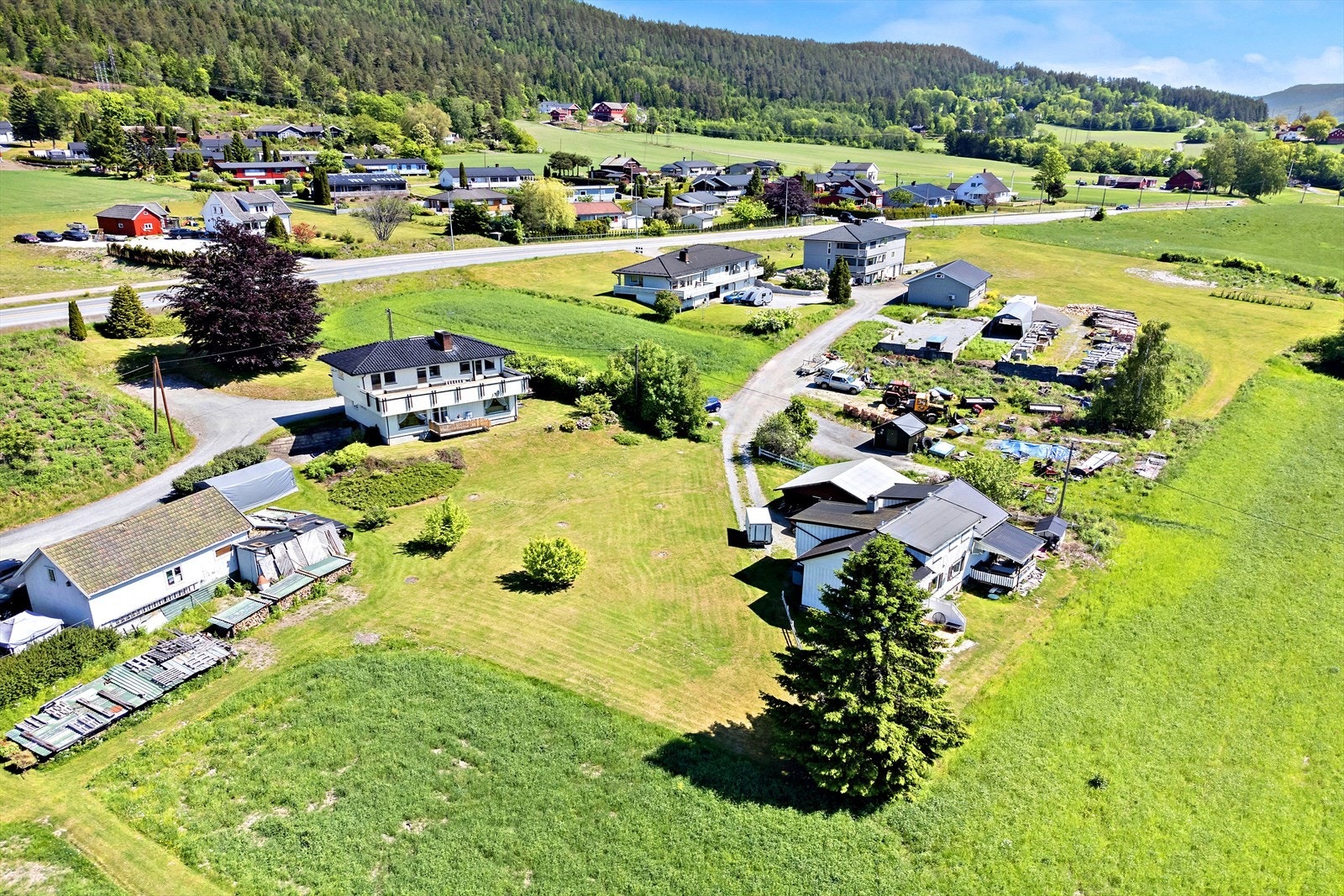 Stor tomt med masse sol, utsikt og plass til mye lek og moro. Galleribilde