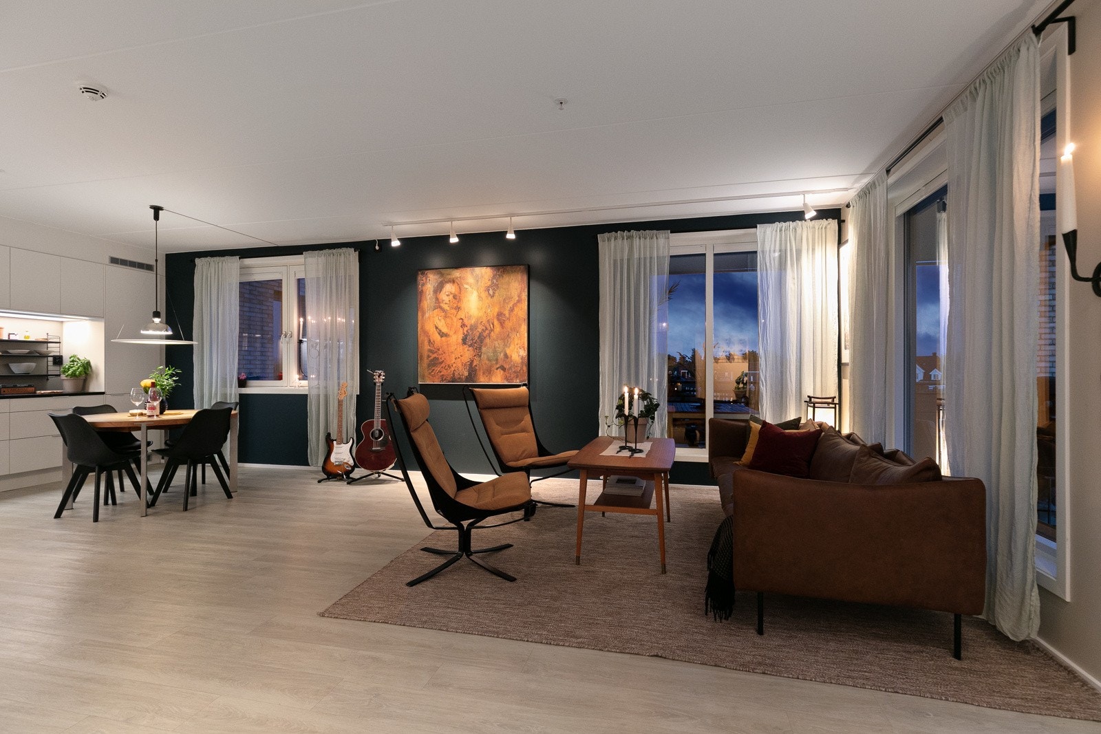 Stuen har god takhøyde, som i kombinasjon med den åpne løsning, gir en meget god romfølelse. Galleribilde