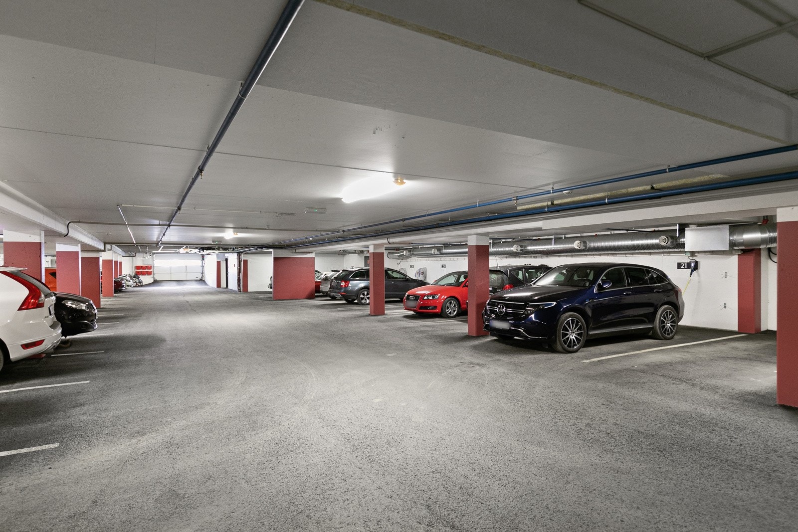Det medfølger en garasjeplass med elbil-lader i felles parkeringskjeller. Galleribilde