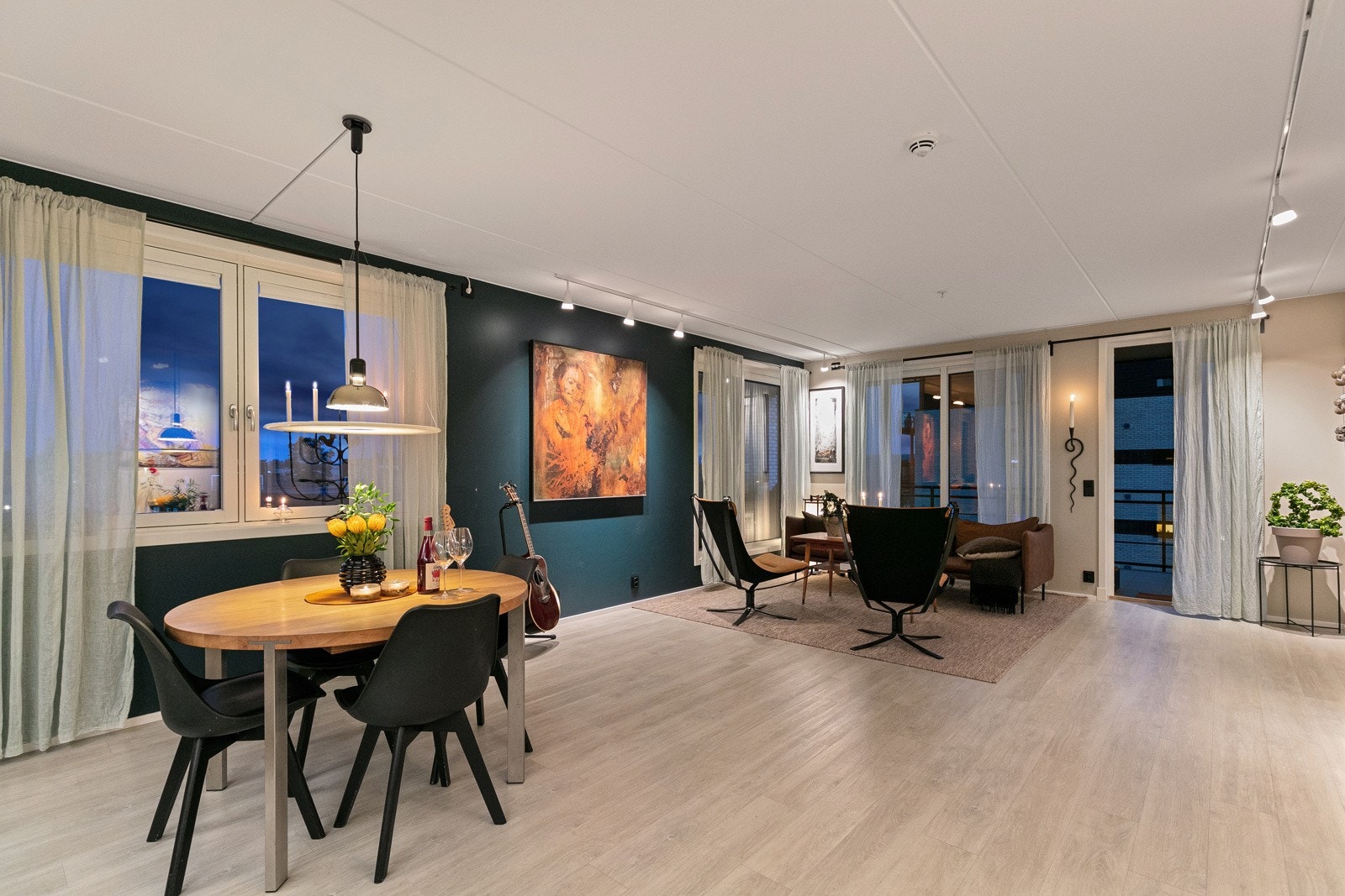 Leiligheten har åpen stue- og kjøkkenløsning med fin plass til både sofagruppe og spisestue. Galleribilde