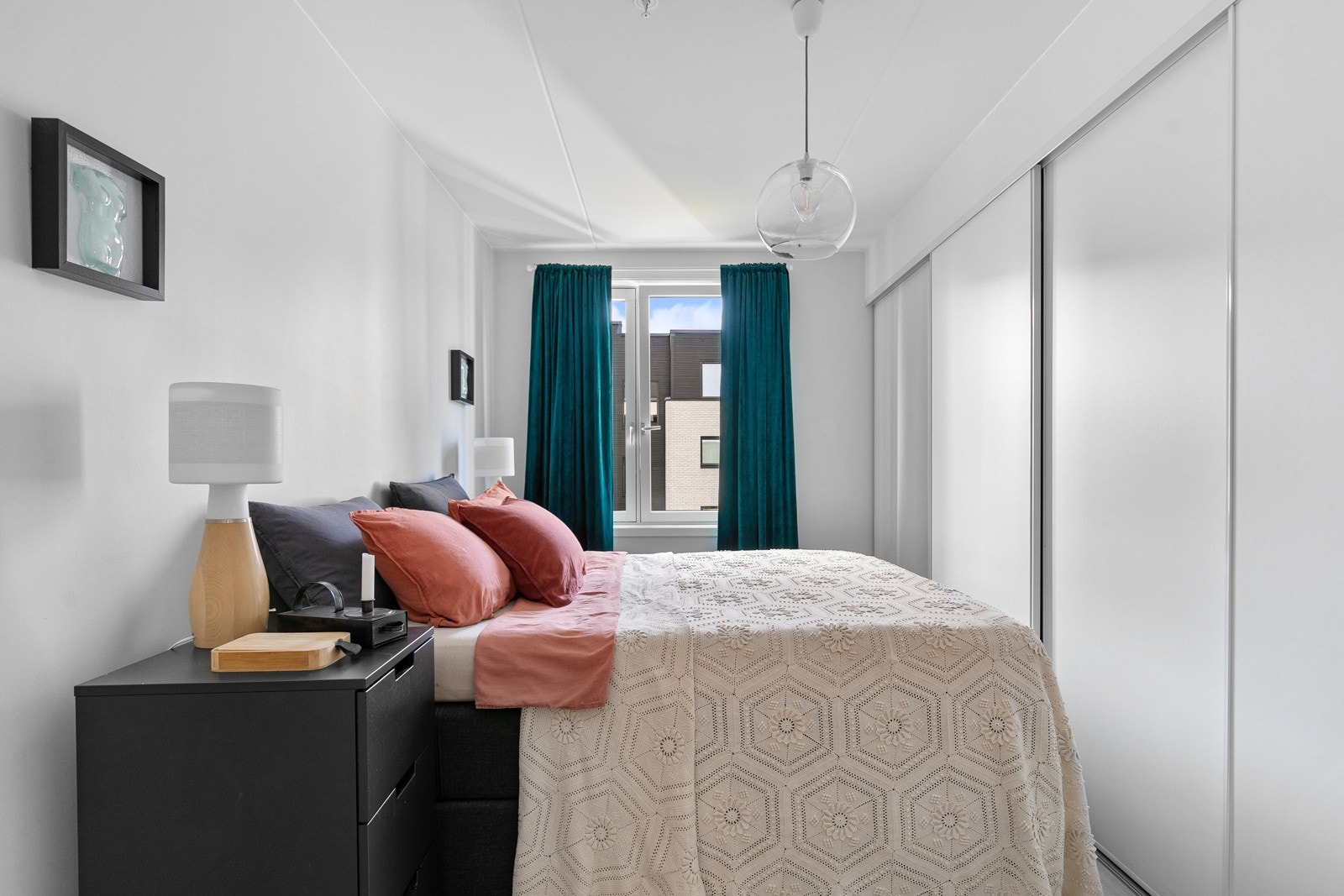Hovedsoverommet har stor skyvedørsgarderobe for oppbevaring. Galleribilde