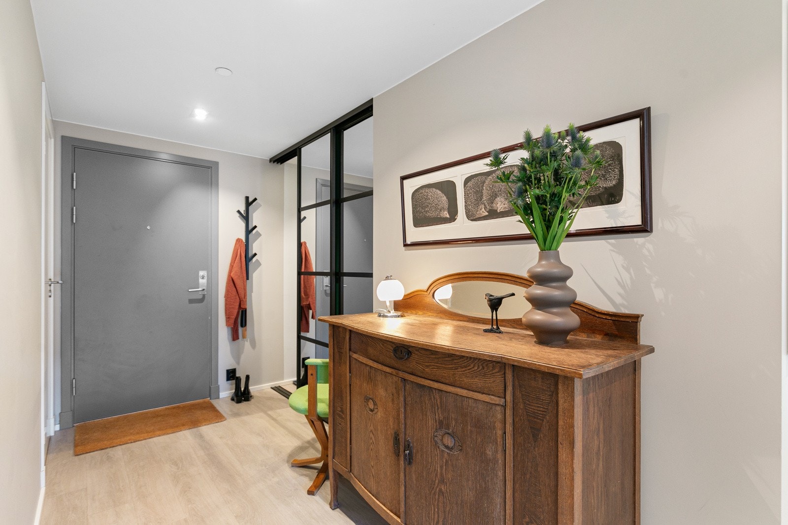 Entré med oppheng til yttertøy og god lagringsplass i skyvedørsgarderobe. Galleribilde