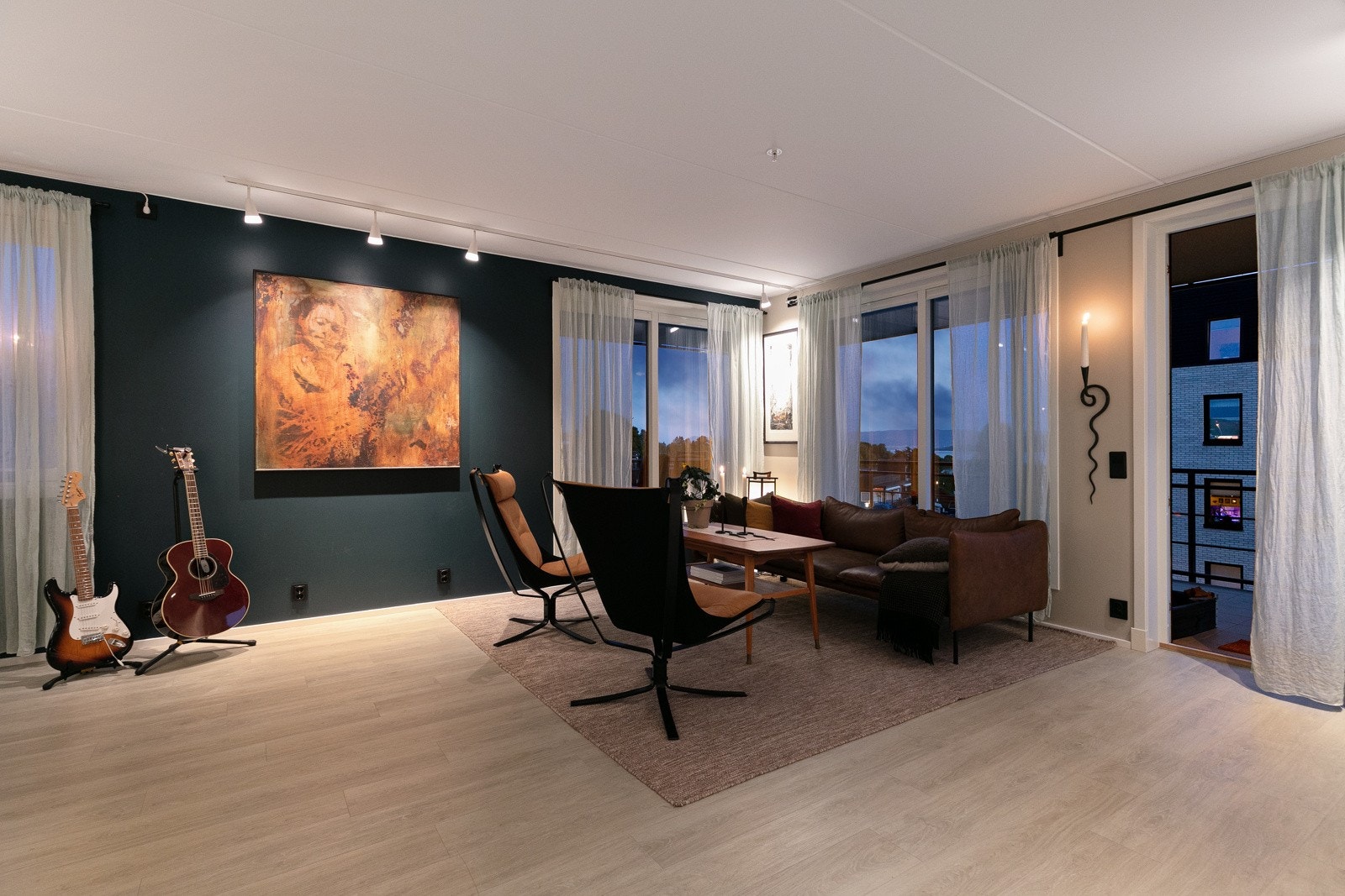 Leiligheten ligger på hjørnet, og har derfor godt med vinduer. Galleribilde