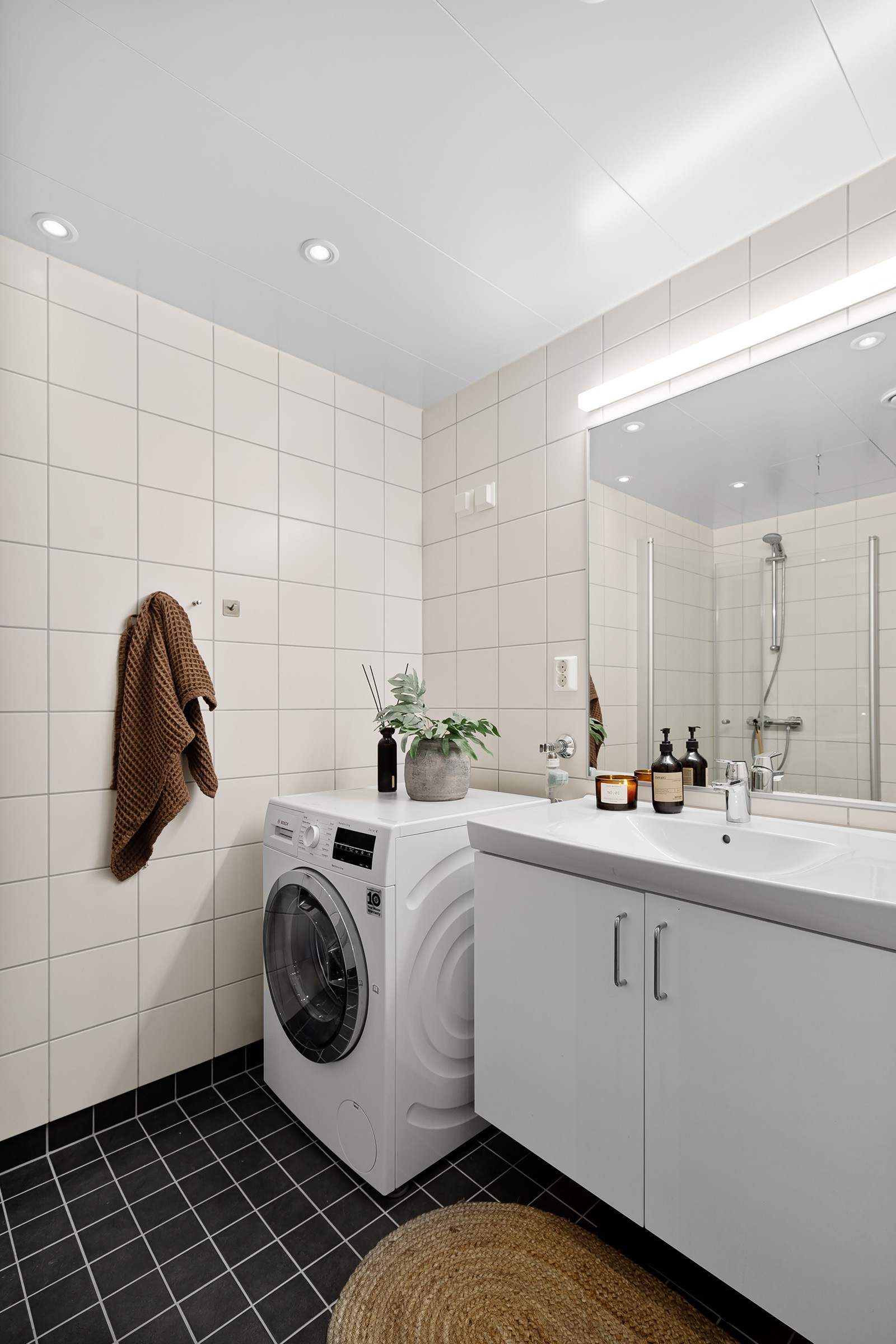 Badet er komplett flislagt med god plass til vaskemaskin og/eller tørketrommel.