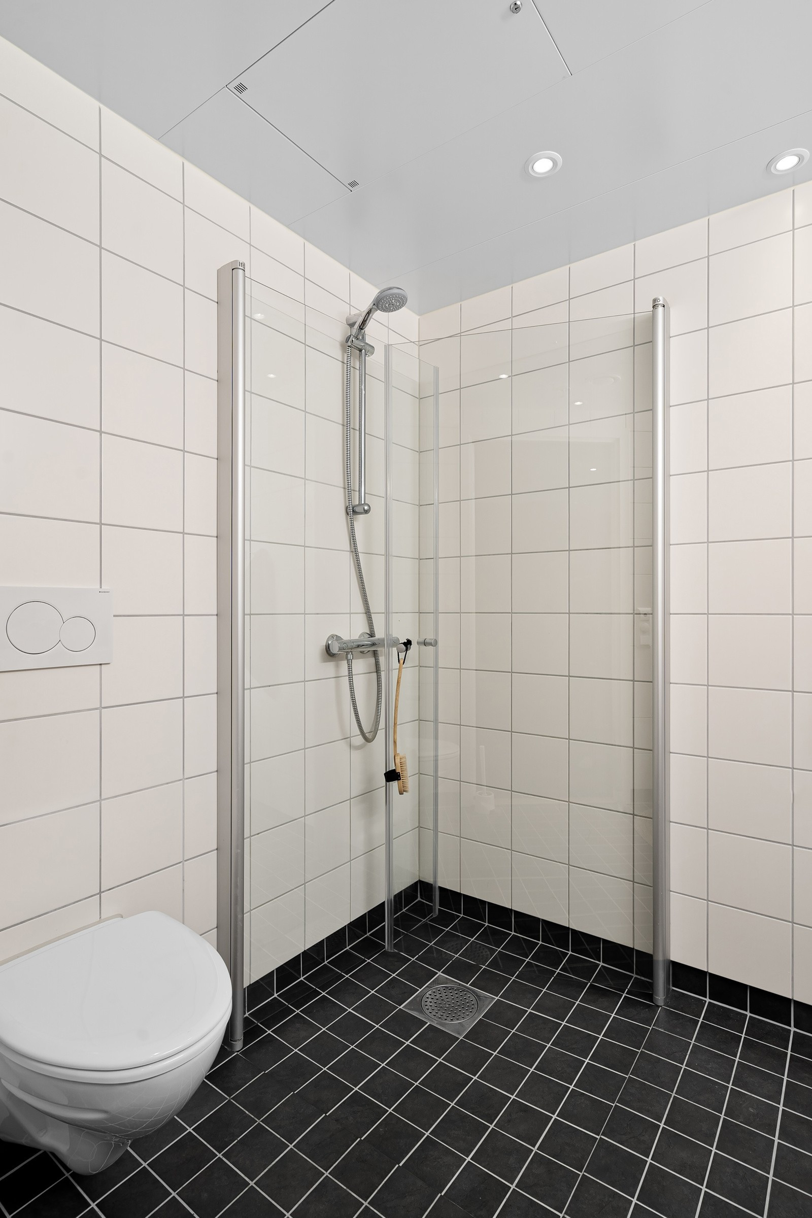 På badet har du dusjhjørne, vegghengt toalett og baderomsinnredning med mye oppbevaringsplass.