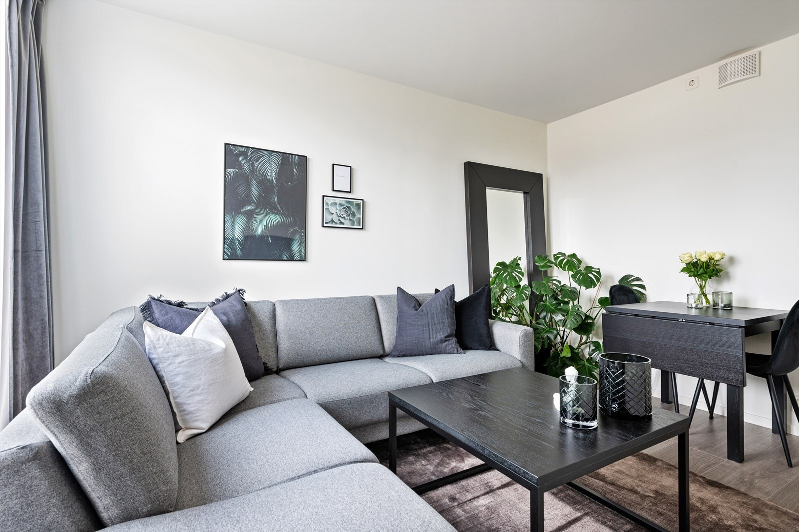 Stue med god plass til sofa og spisegruppe Galleribilde