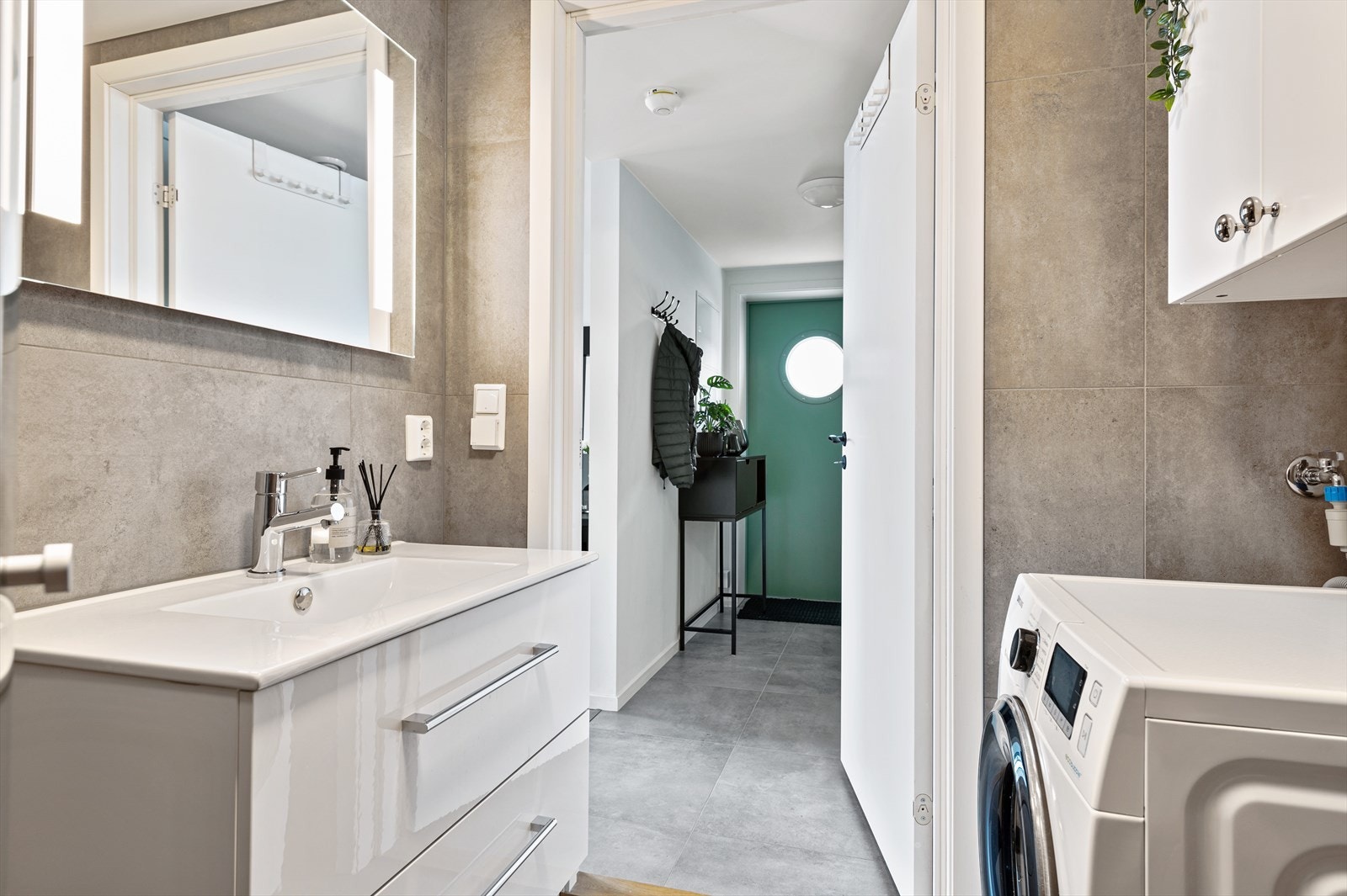 Opplegg for vaskemaskin. Det er montert skap over vaskemaskinen for bedre oppbevaring Galleribilde