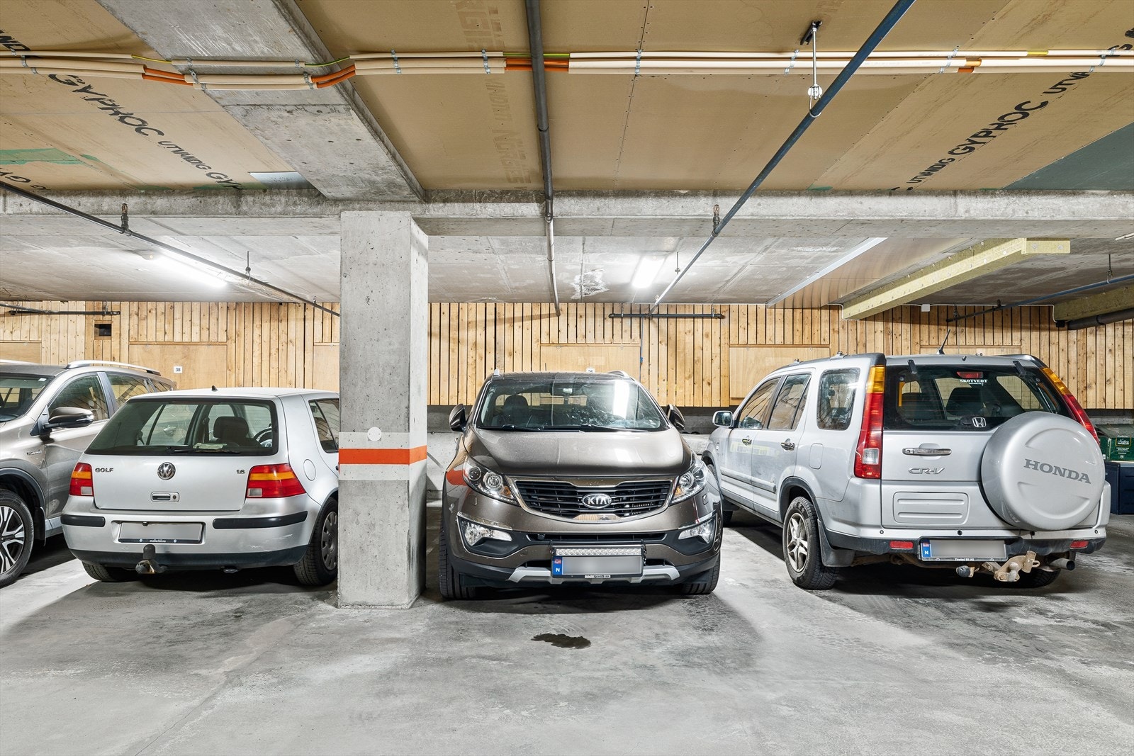 Parkeringsplass med oppbevaringsmulighet Galleribilde