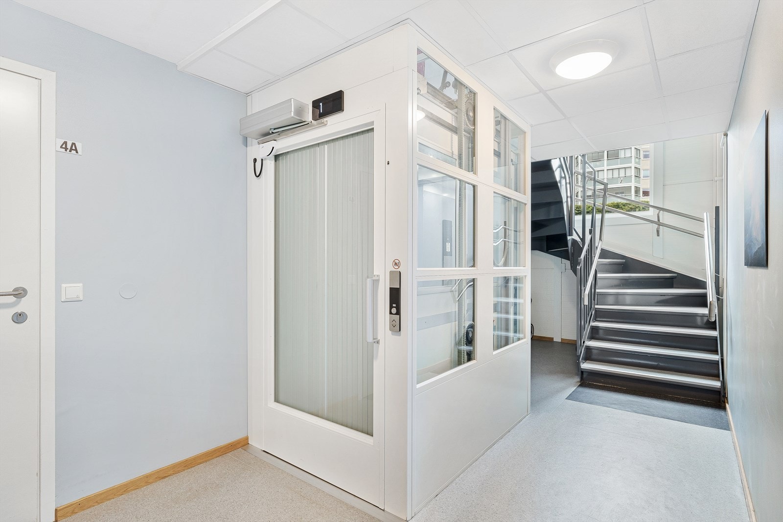 Trapp og heis i fellesarealet Galleribilde