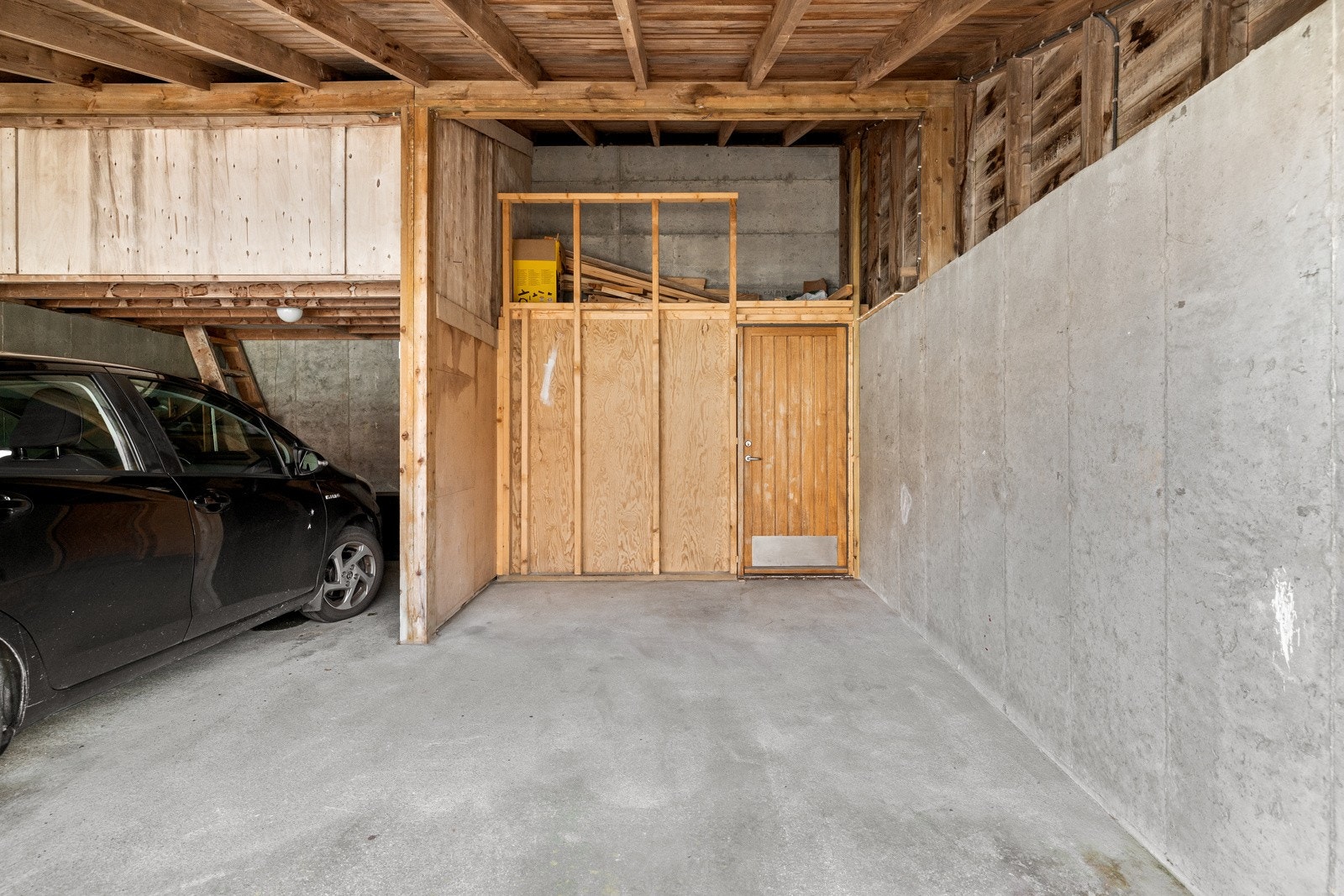 Parkering i del av fellesgarasje med bod for ekstra lagring Galleribilde