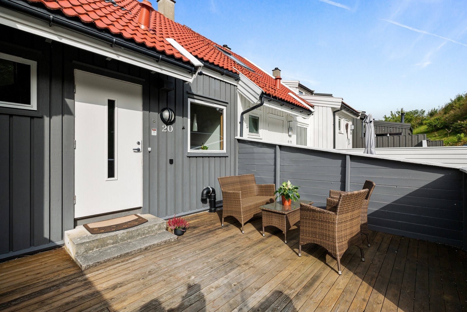 Ved inngangspartiet har man terrasseflate med plass til utemøbler og grill Galleribilde