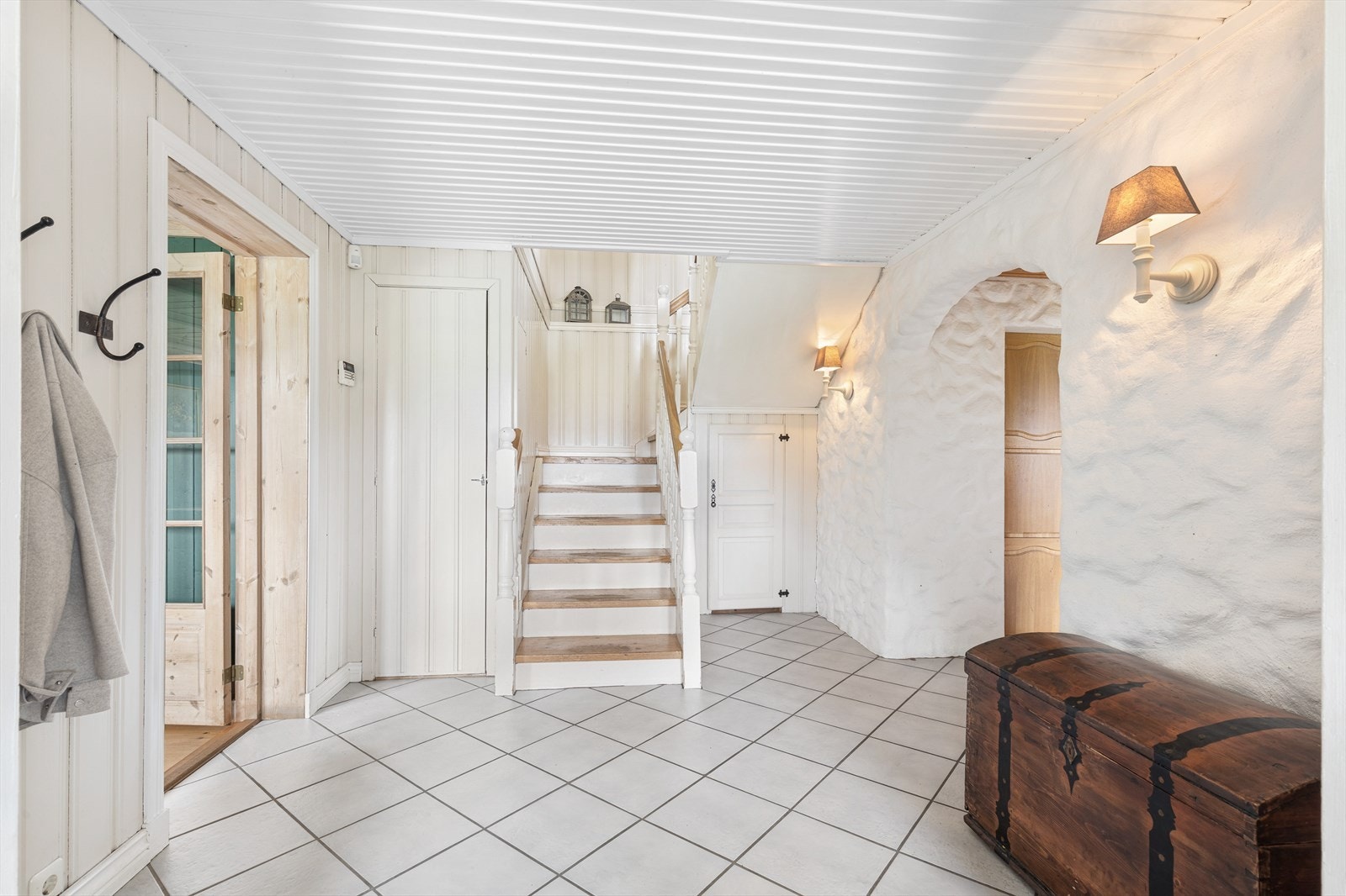 Romslig trappehall i underetasjen. Galleribilde