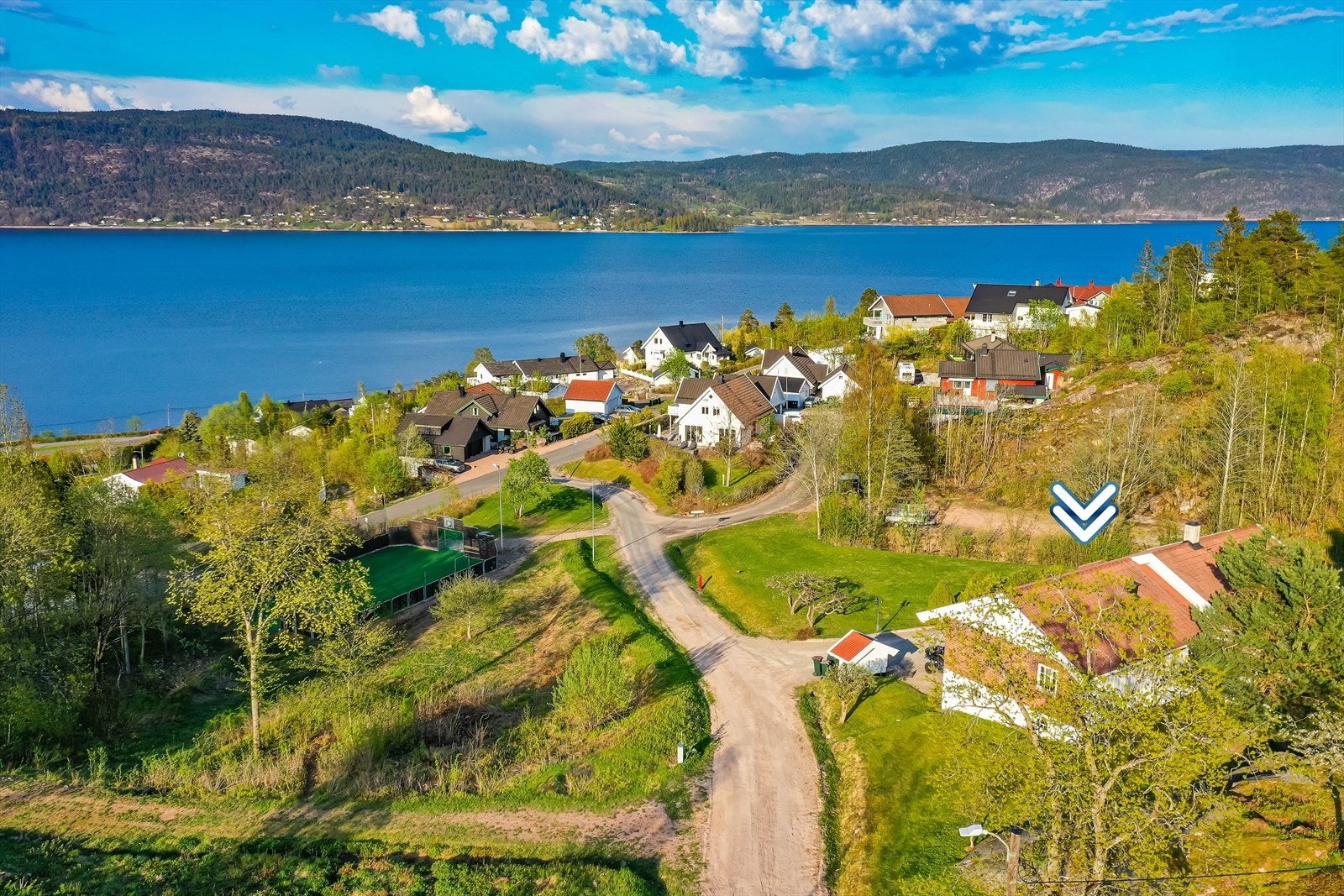 Bussholdeplass ligger i kort gangavstand fra boligen, med bussforbindelser til Svelvik sentrum, Drammen og Berger. Galleribilde