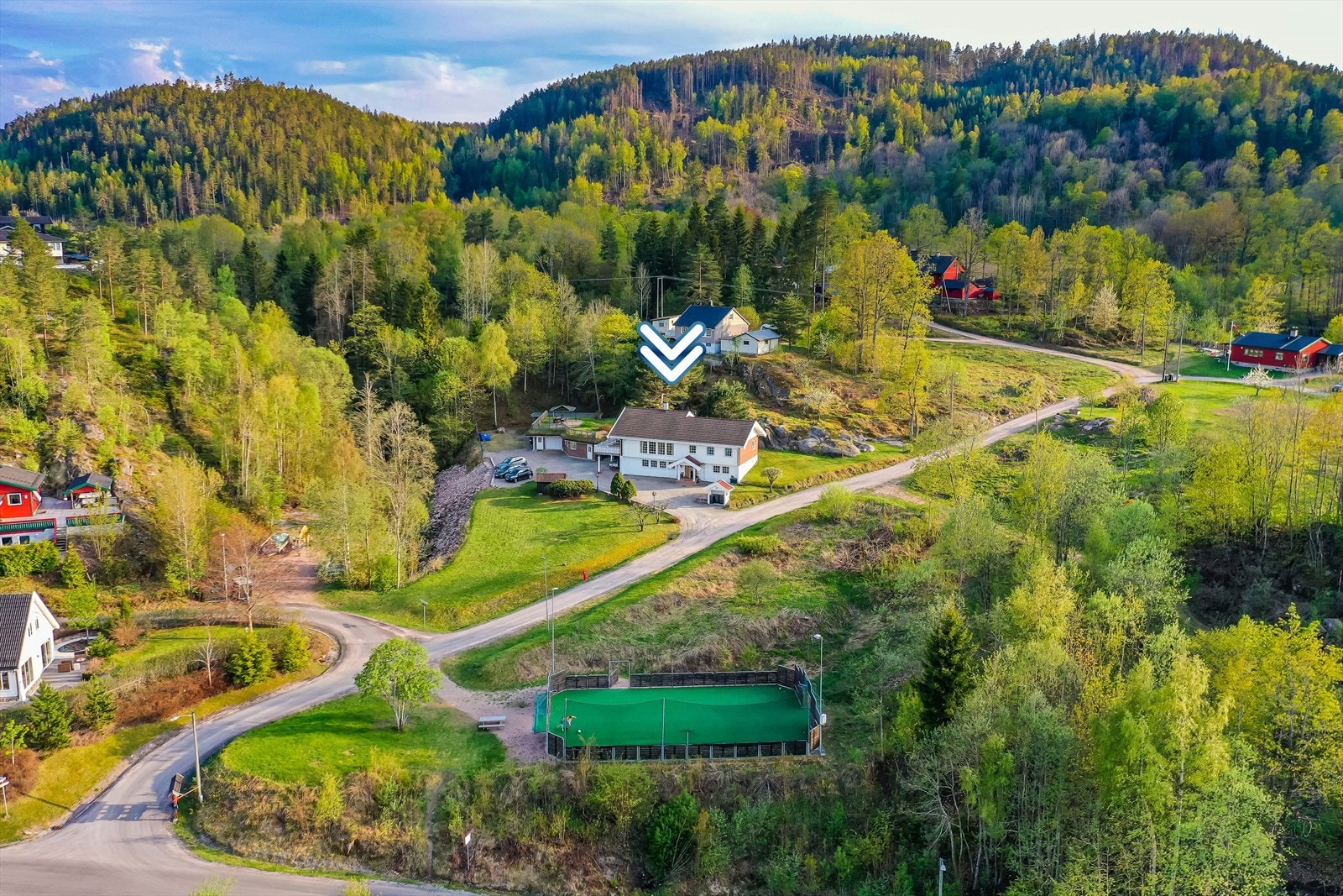 Fotballbane ligger like over veien. Galleribilde