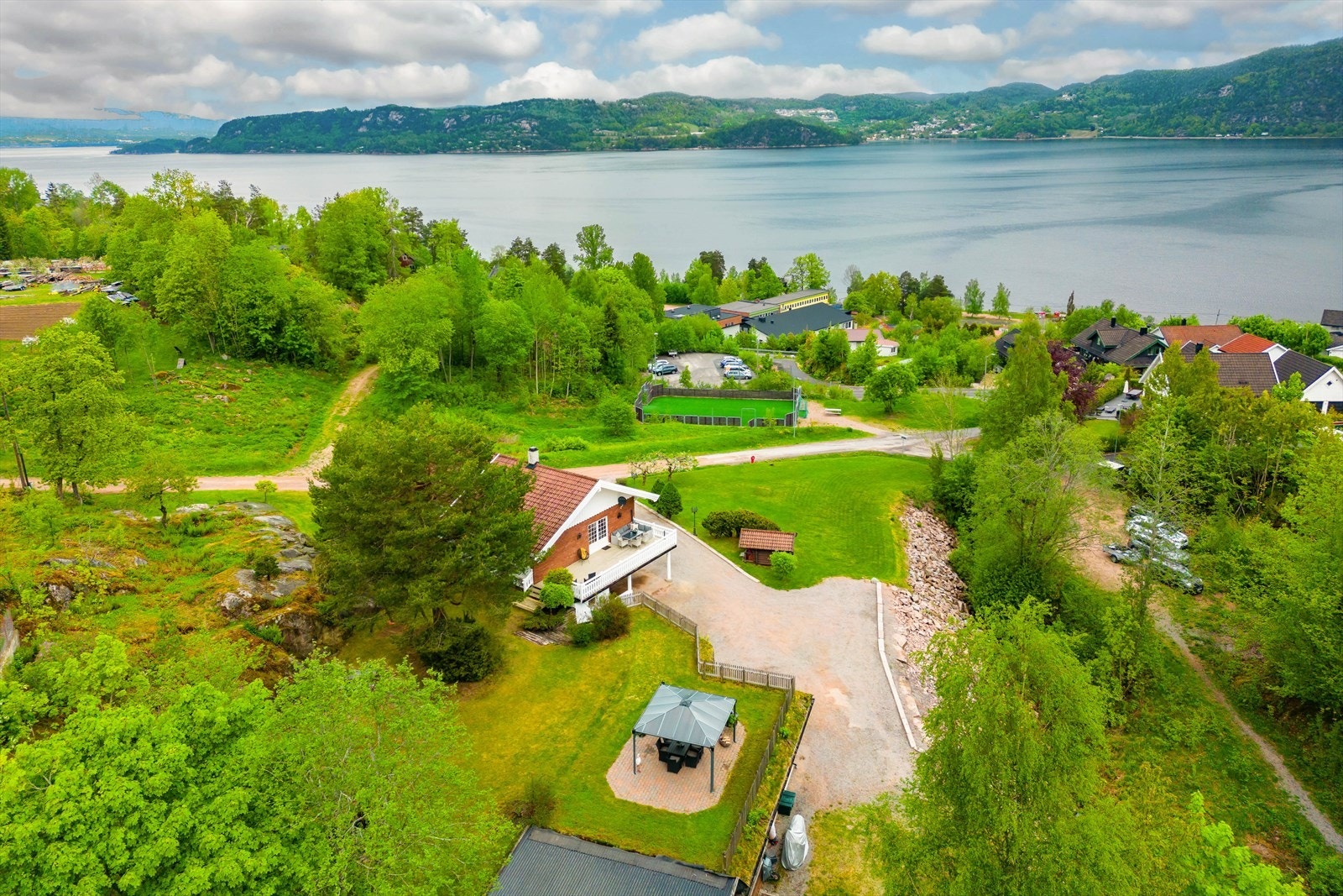 Eiendommen ligger rolig og usjenert til øverst i boligfeltet. Galleribilde