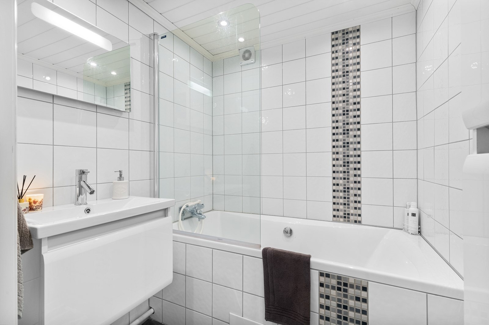 Boligen har 2 bad. Badet i underetasjen er innredet med servant og badekar. Galleribilde