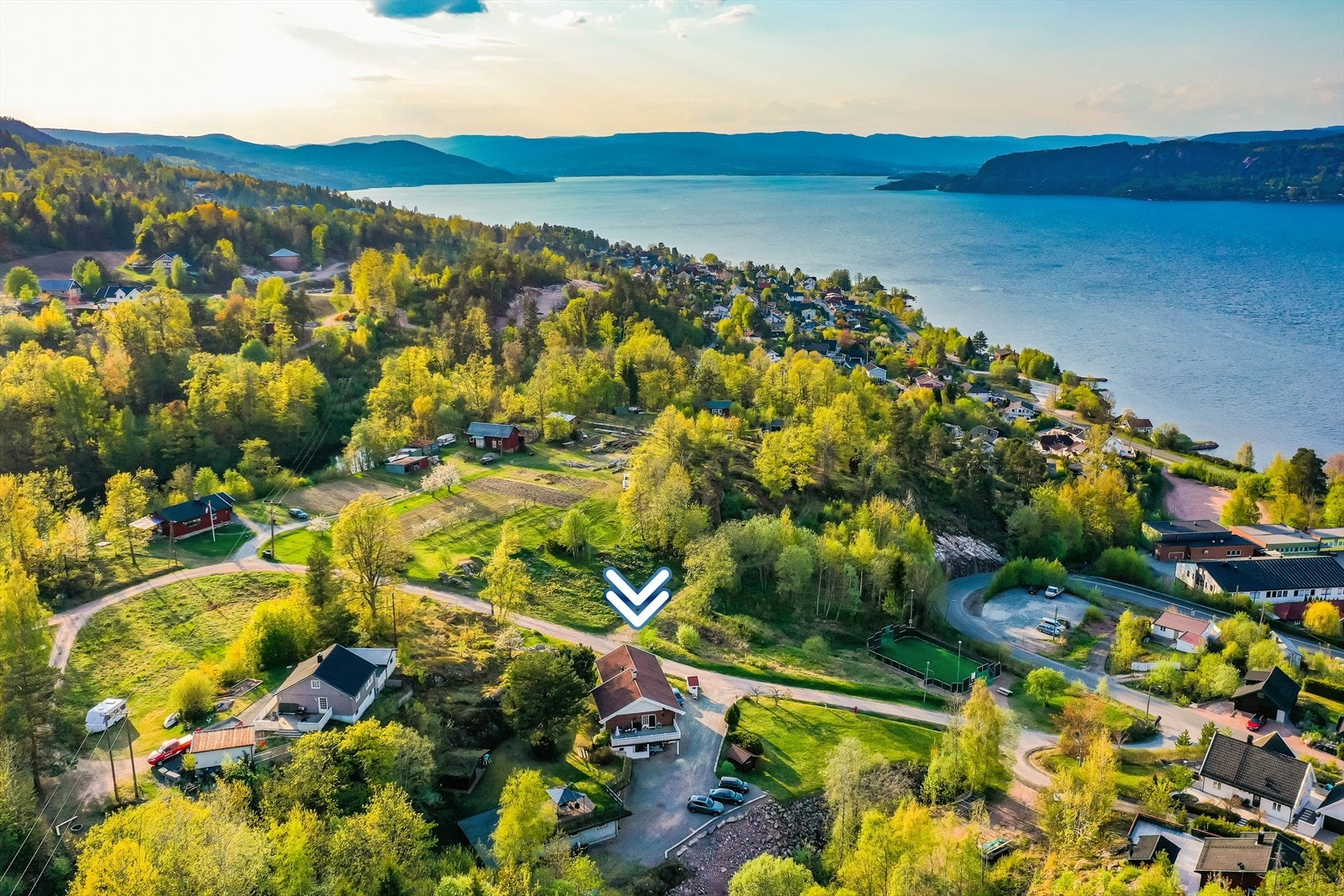 Kun en kort kjøretur til dagligvare i både Svelvik sentrum eller i Drammen. Galleribilde