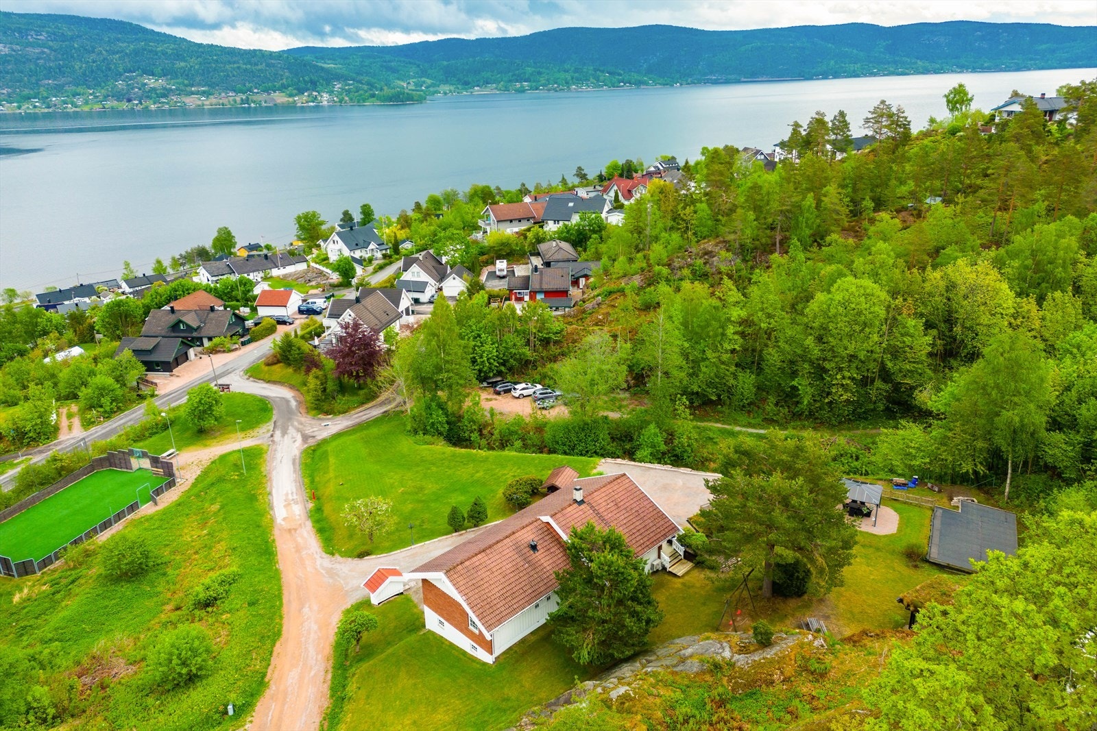 Fra eiendommene er det kun få minutters gange til strand, brygge og fjorden, med gode bade- og fiskemuligheter. Galleribilde
