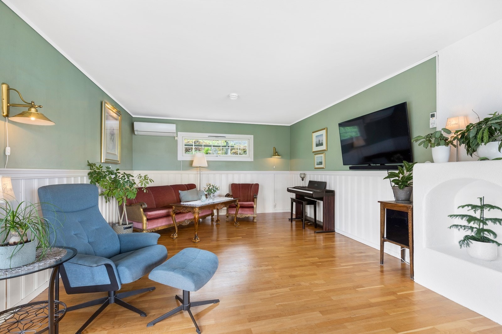 Det er montert varmepumpe i stuen i tillegg til peis. Galleribilde