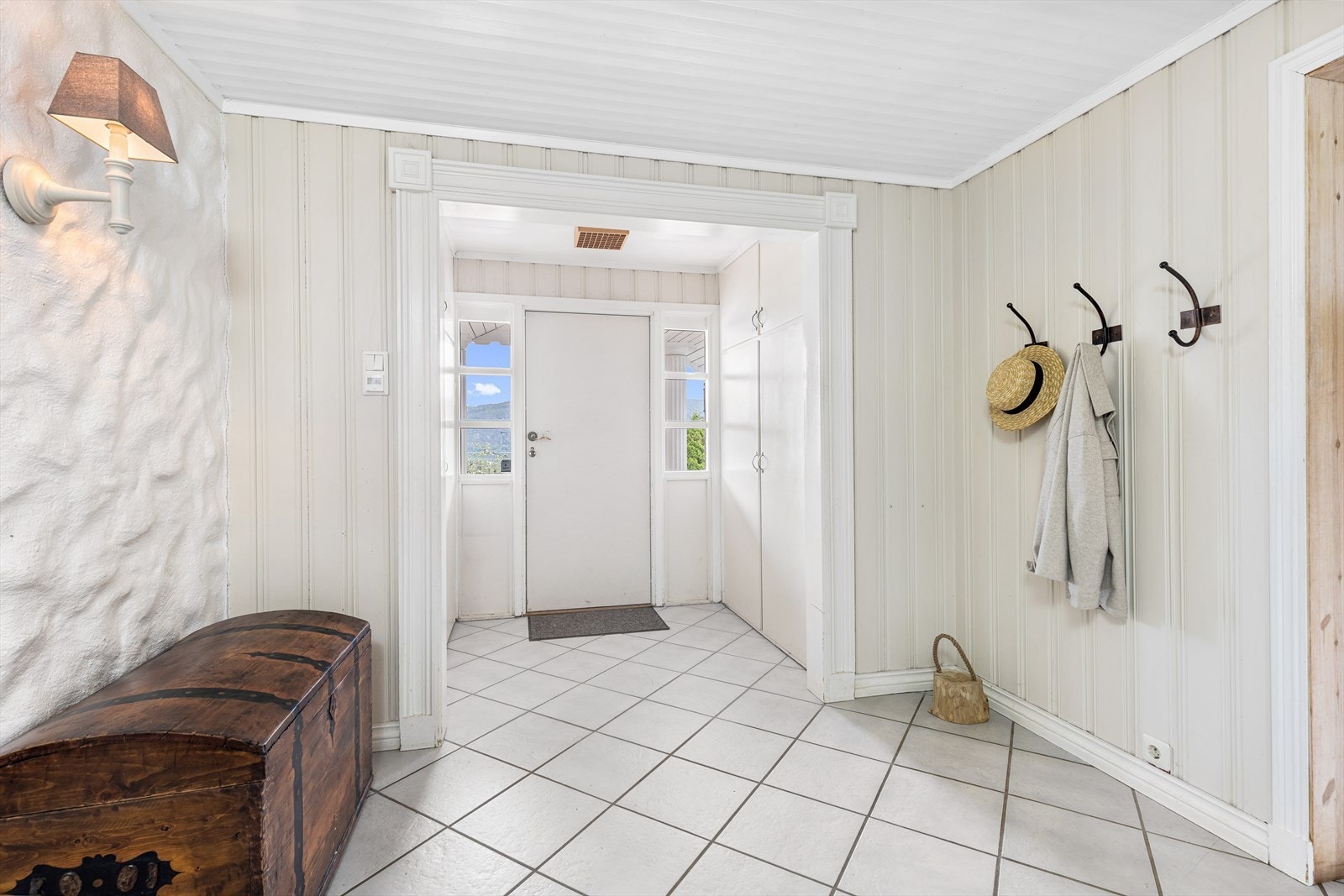 I entréen er det garderobeskap med god plass. Galleribilde
