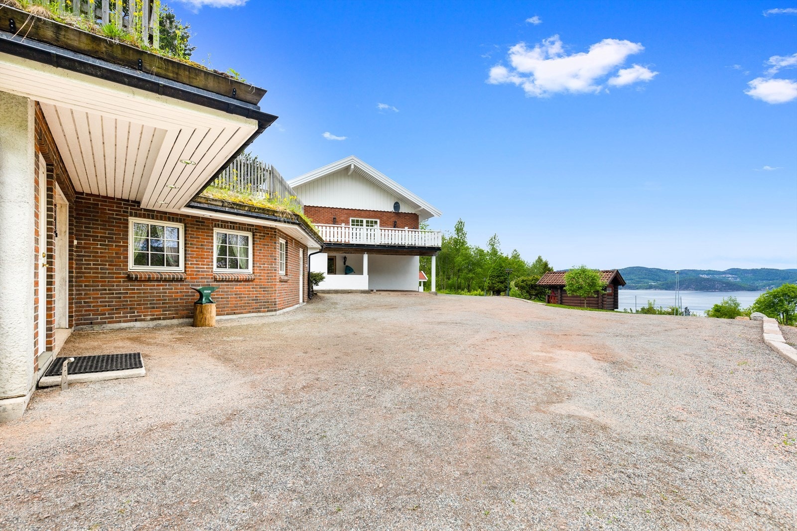 For øvrig er det god plass til parkering på romslig gårdsplass. Galleribilde