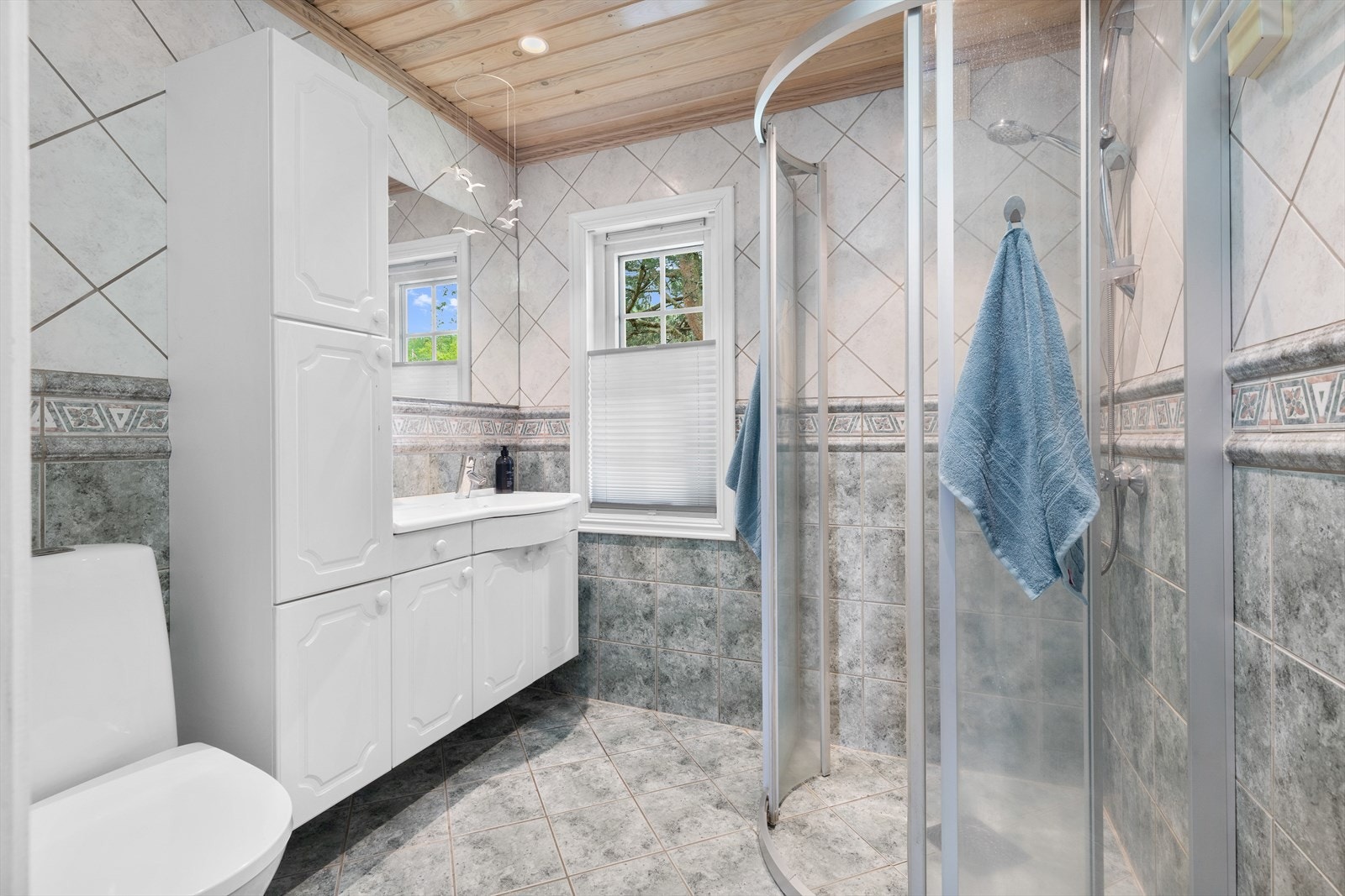 Badet i 1. etasje er innredet med servant, toalett og dusjhjørne. Galleribilde