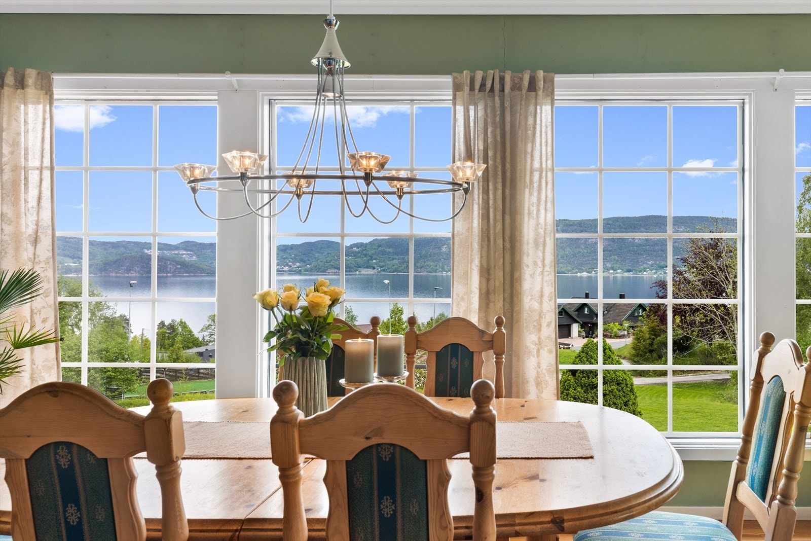 Fantastisk beliggende, klassisk villa med panorama fjordutsikt. Galleribilde