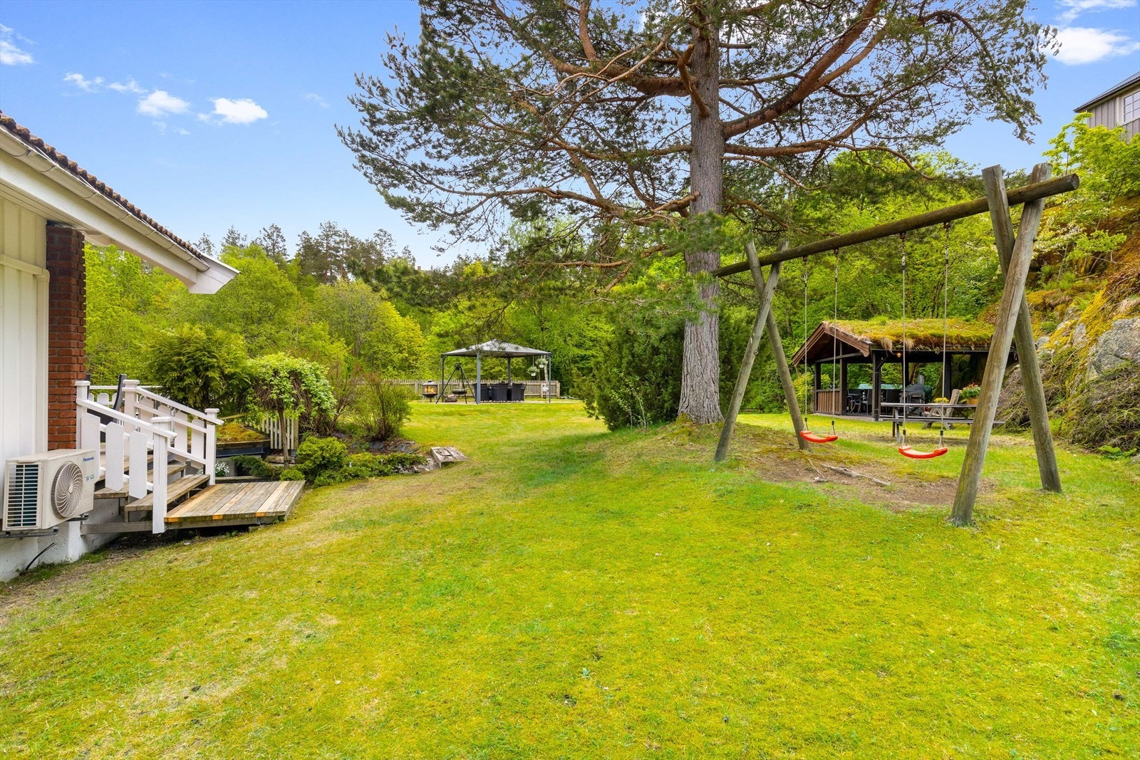 Boligen har en sto hage med boltreplass for hele familien. Galleribilde